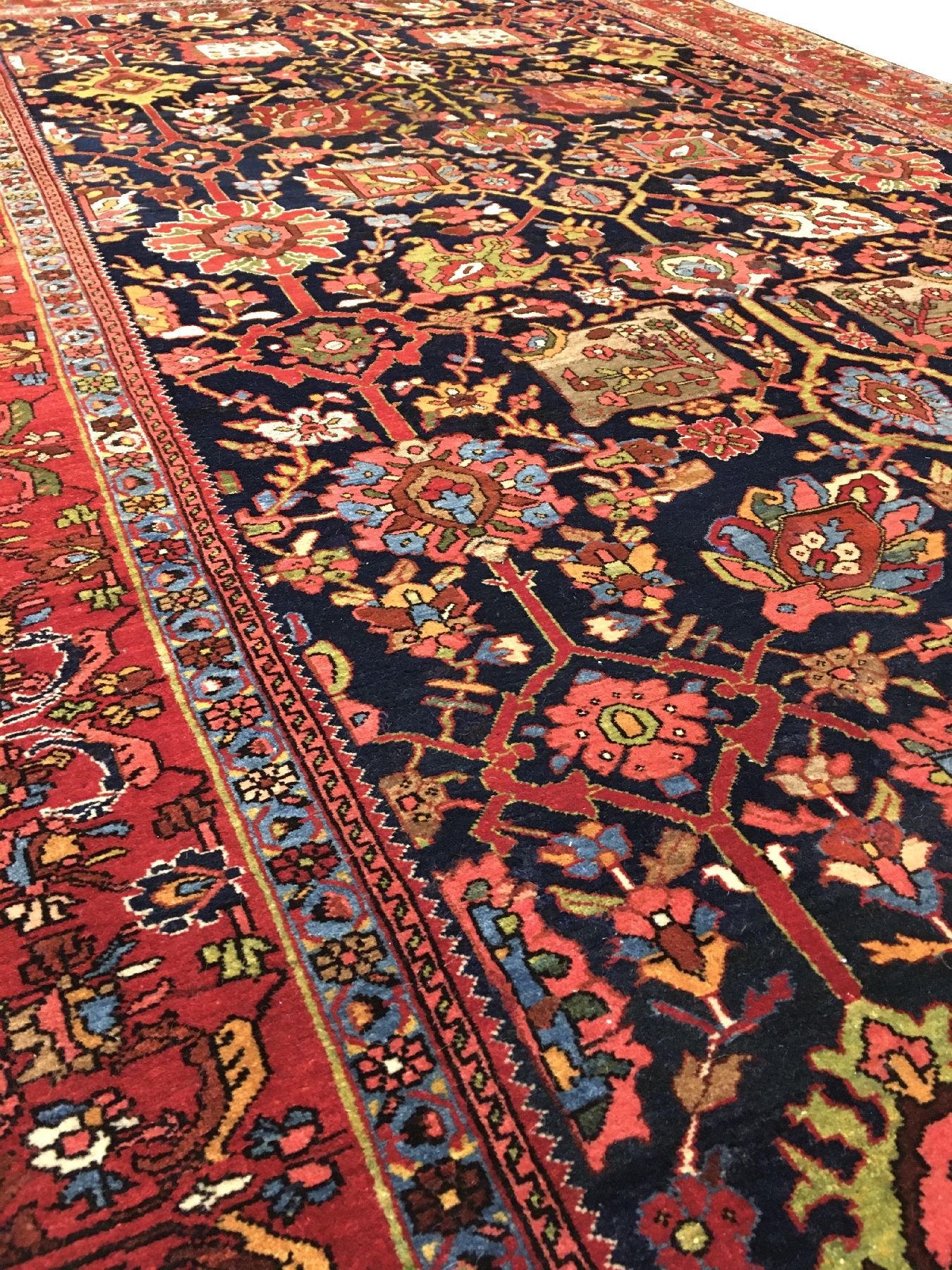 Detail c: Feiner Bidjar antik, Nordwestpersien, um 1910, Korkwolle geknüpft auf Baumwolle. Sehr hochwertig geknüpfter Bidjar mit erstklassigen Naturfarben. ...