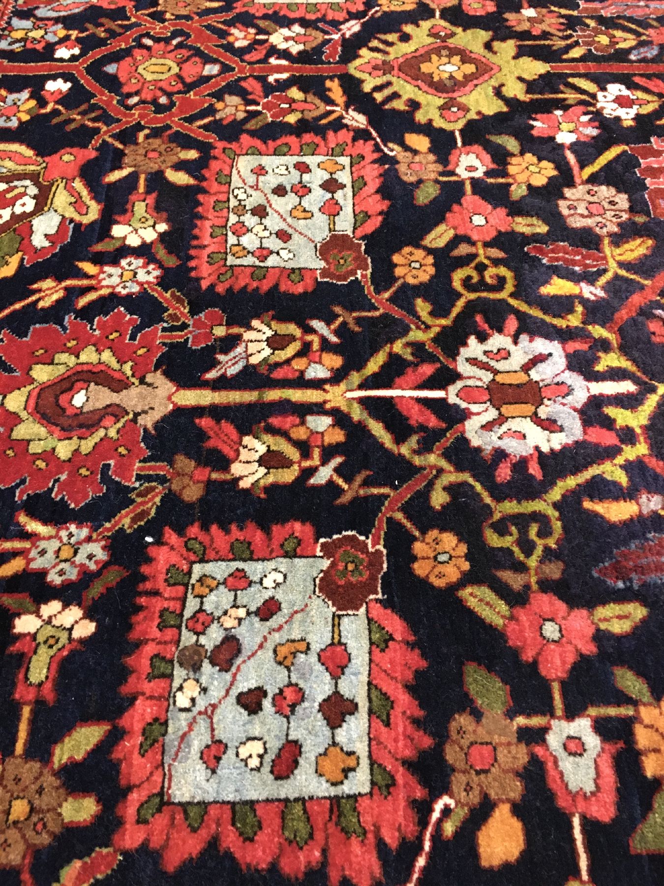 Detail d: Feiner Bidjar antik, Nordwestpersien, um 1910, Korkwolle geknüpft auf Baumwolle. Sehr hochwertig geknüpfter Bidjar mit erstklassigen Naturfarben. ...
