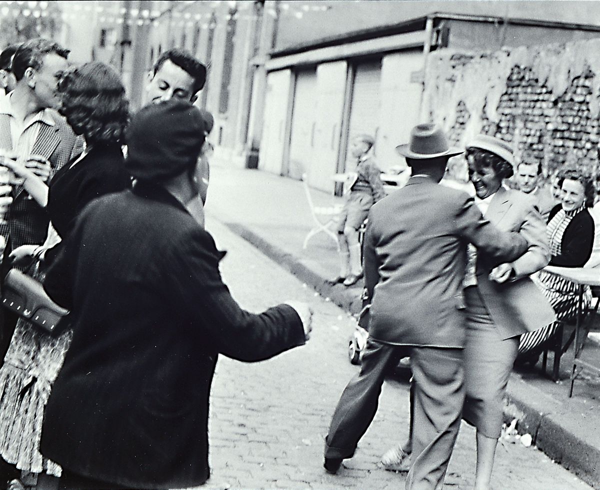 Chargesheimer, 1924 - 1971, 2 Fotografien, Tanzende Paare auf der Straße und Kneipenszene, aus der Edition Griffelkunst, Print von 2008, verso ...