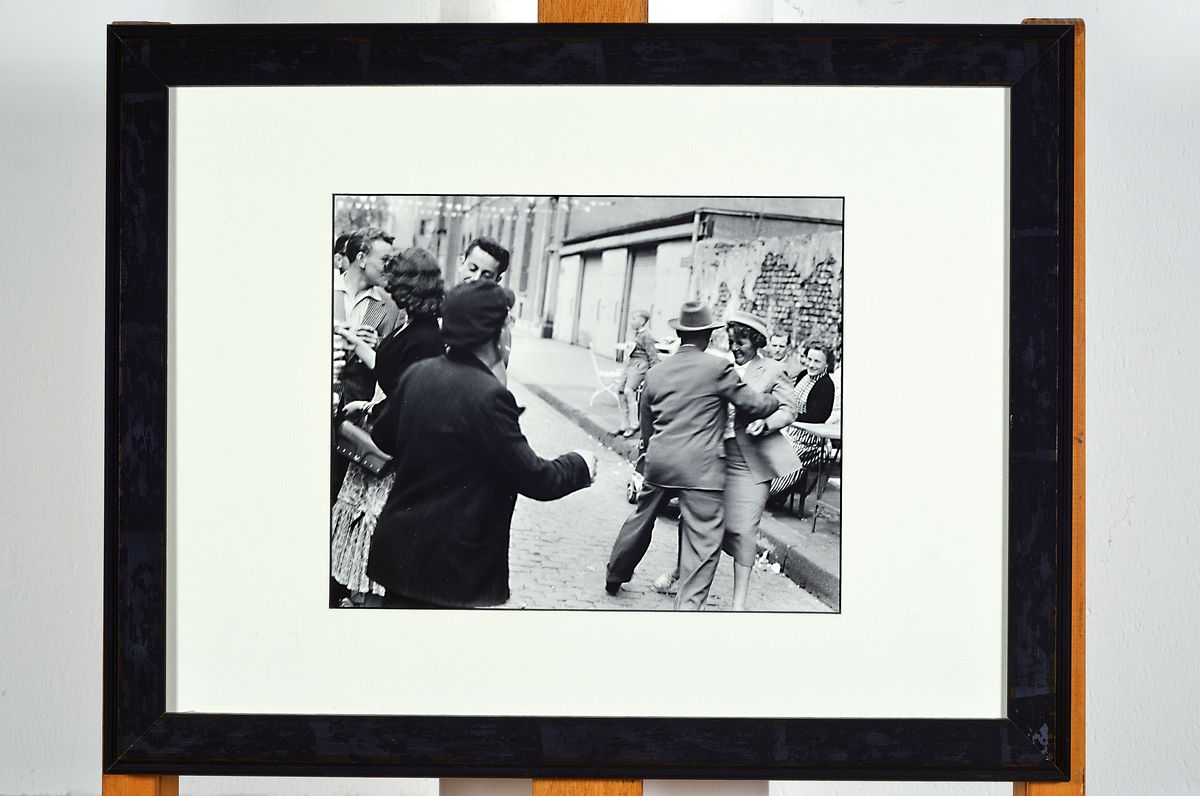 Detail k: Chargesheimer, 1924 - 1971, 2 Fotografien, Tanzende Paare auf der Straße und Kneipenszene, aus der Edition Griffelkunst, Print von 2008, verso ...