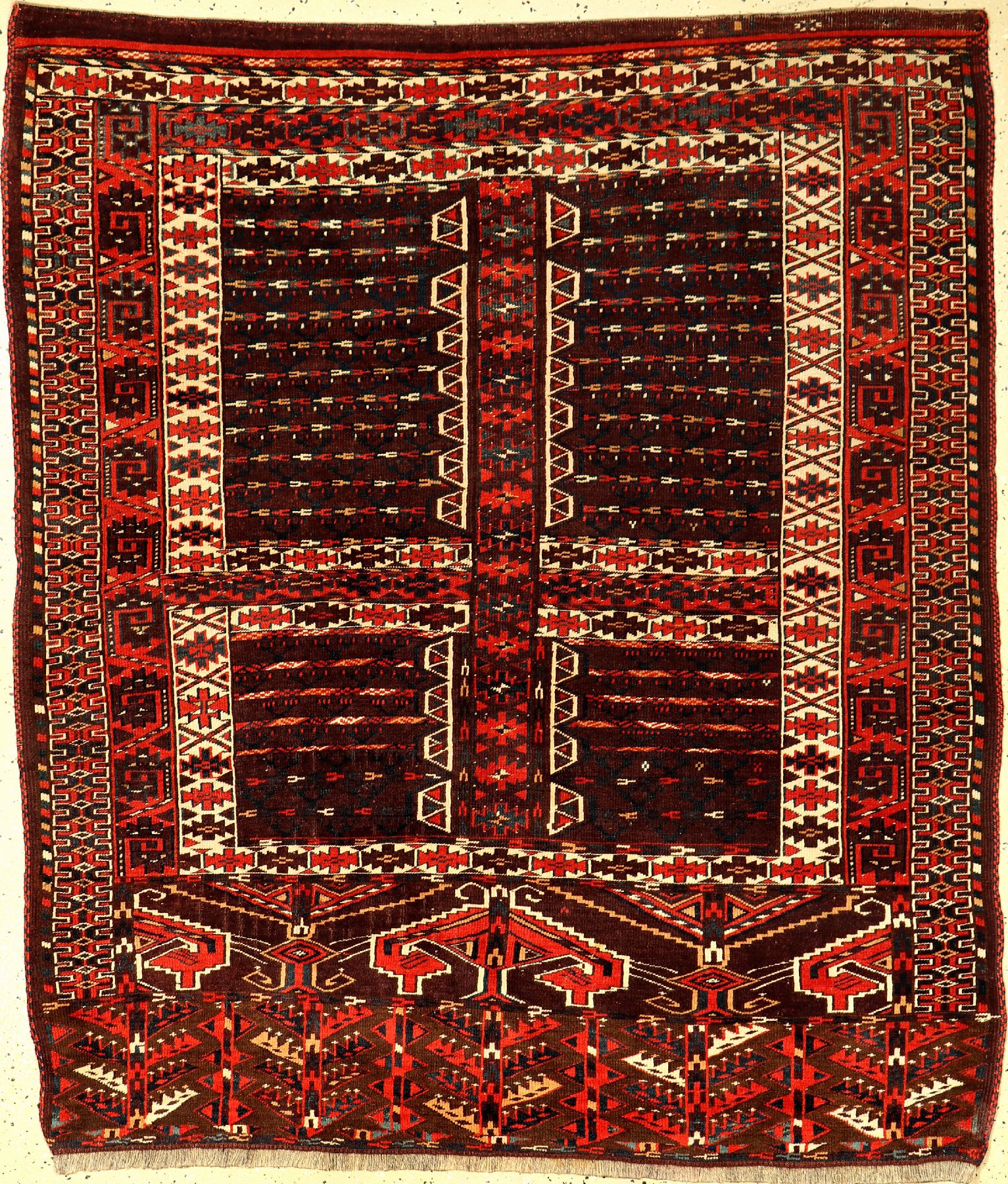 Yomud "Engsi" antik, Turkmenistan, 19.Jhd., Wolle geknüpft auf Wolle. Türteppich der Yomuden mit Balkenkreuz-Muster und turkmenischer ...