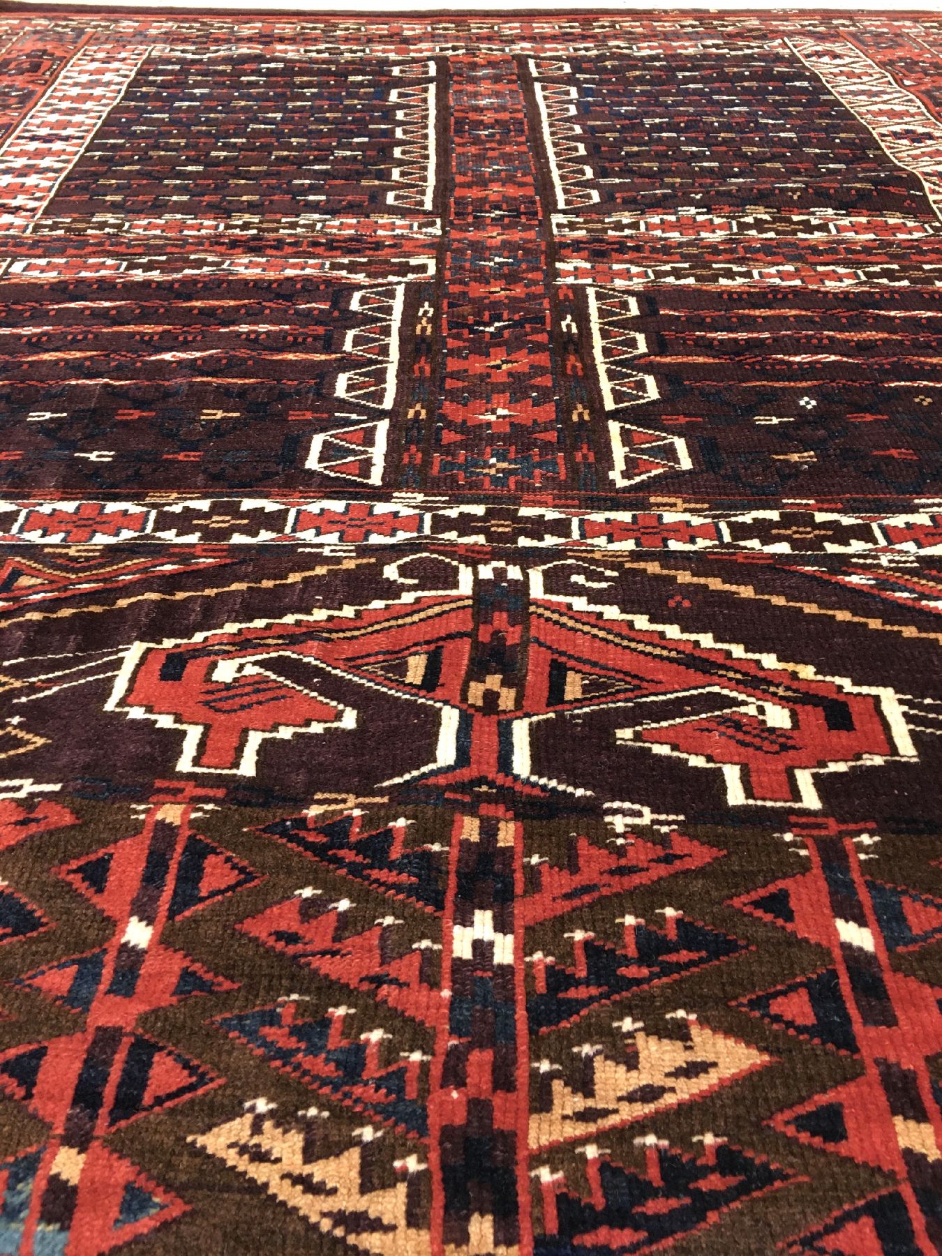 Detail b: Yomud "Engsi" antik, Turkmenistan, 19.Jhd., Wolle geknüpft auf Wolle. Türteppich der Yomuden mit Balkenkreuz-Muster und turkmenischer ...