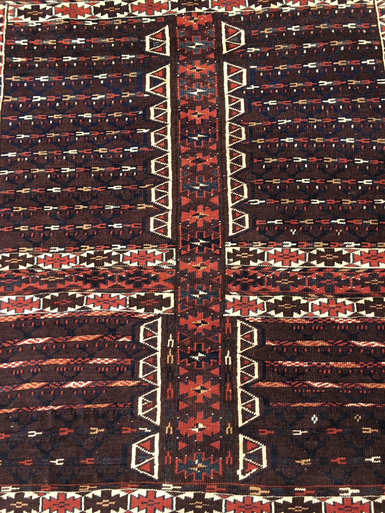 Detail c: Yomud "Engsi" antik, Turkmenistan, 19.Jhd., Wolle geknüpft auf Wolle. Türteppich der Yomuden mit Balkenkreuz-Muster und turkmenischer ...