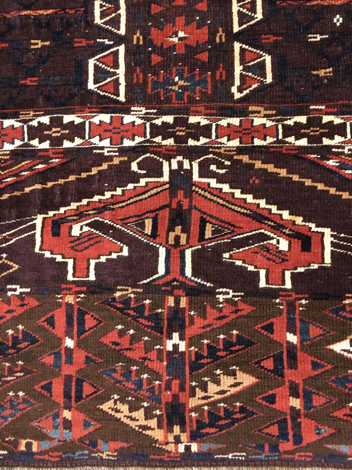 Detail e: Yomud "Engsi" antik, Turkmenistan, 19.Jhd., Wolle geknüpft auf Wolle. Türteppich der Yomuden mit Balkenkreuz-Muster und turkmenischer ...