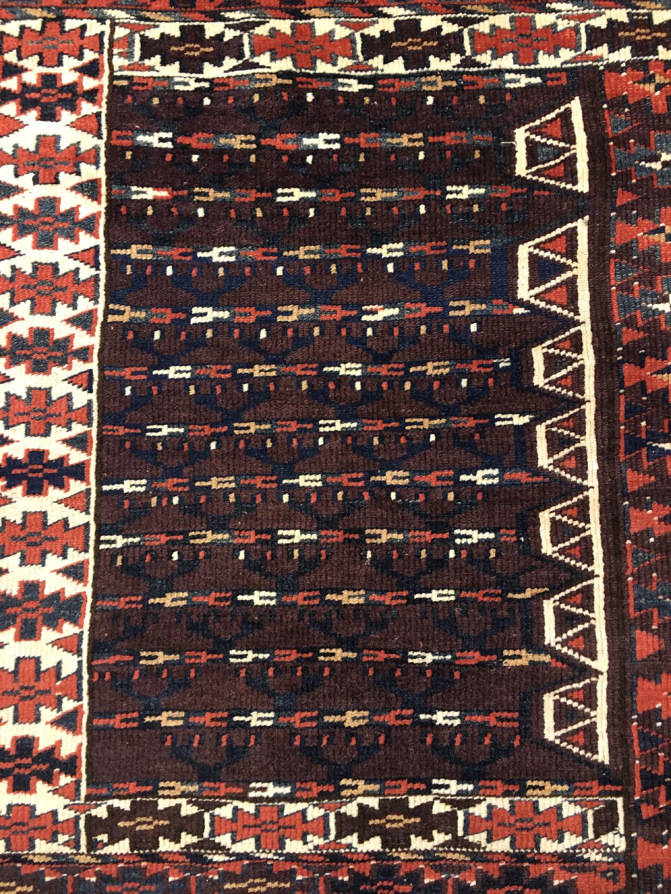 Detail f: Yomud "Engsi" antik, Turkmenistan, 19.Jhd., Wolle geknüpft auf Wolle. Türteppich der Yomuden mit Balkenkreuz-Muster und turkmenischer ...