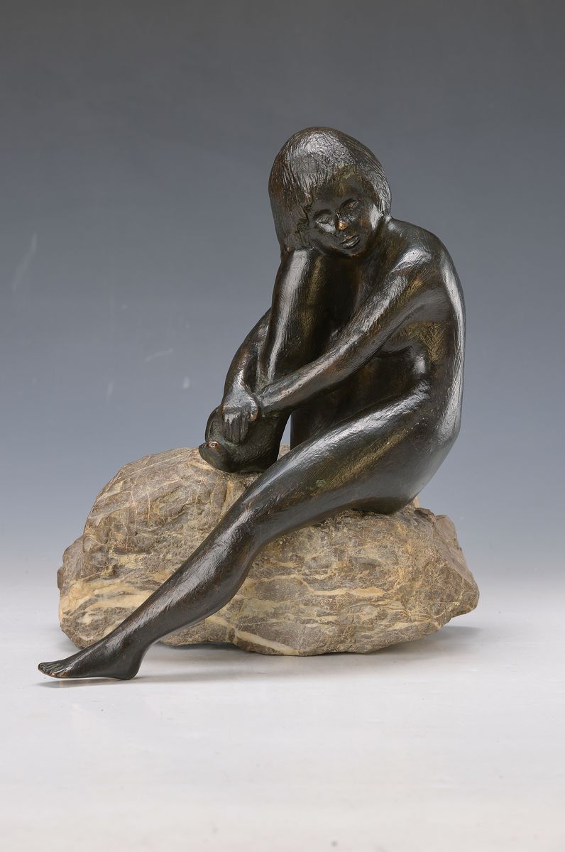 Kurt Moser, 1926 Regensburg - 1982 München, sitzender Mädchenakt auf Fels, Bronze, dunkel patiniert, monogrammiert, Guss Strehle , WVZ Nr. 173 N, ...