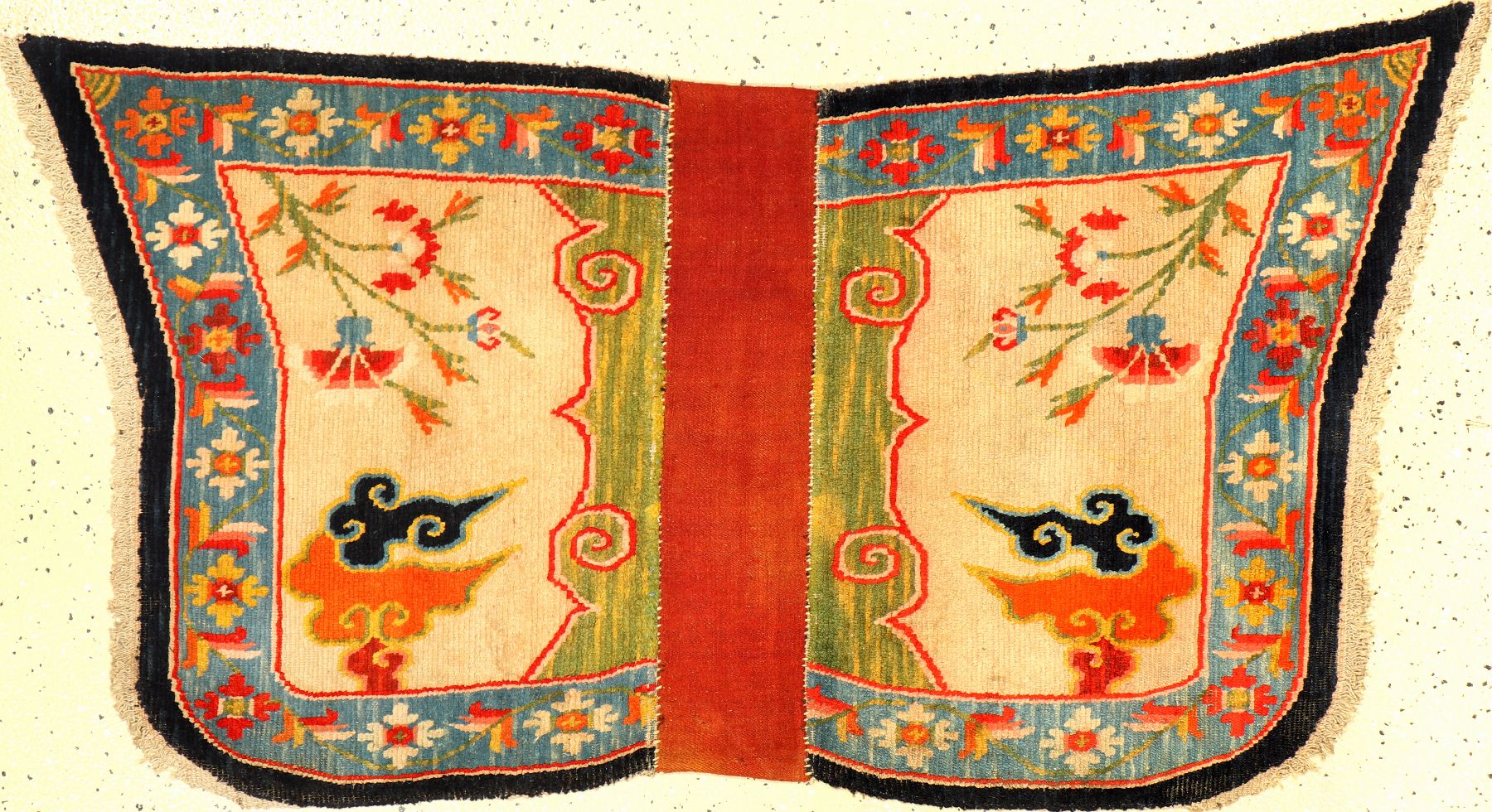 Seltener Schigatse "Makden" alt, Südtibet, um 1920, Wolle geknüpft auf Wolle. Tibetische Sattelauflage mit ausdrucksstarken Naturfarben. ...