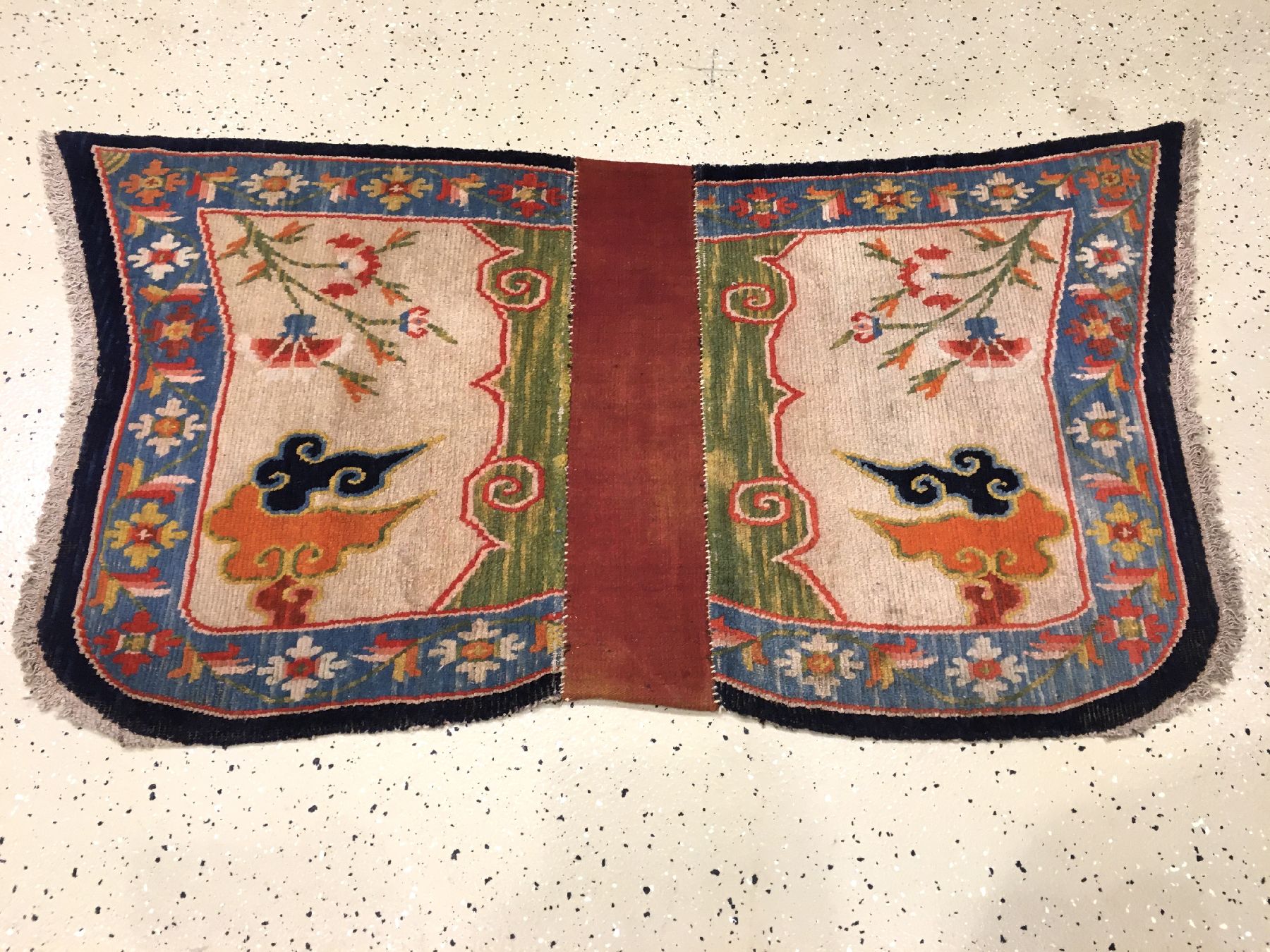 Detail a: Seltener Schigatse "Makden" alt, Südtibet, um 1920, Wolle geknüpft auf Wolle. Tibetische Sattelauflage mit ausdrucksstarken Naturfarben. ...