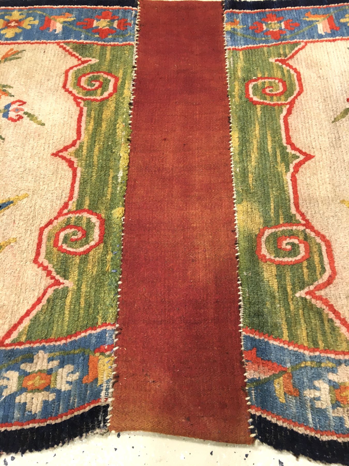 Detail b: Seltener Schigatse "Makden" alt, Südtibet, um 1920, Wolle geknüpft auf Wolle. Tibetische Sattelauflage mit ausdrucksstarken Naturfarben. ...