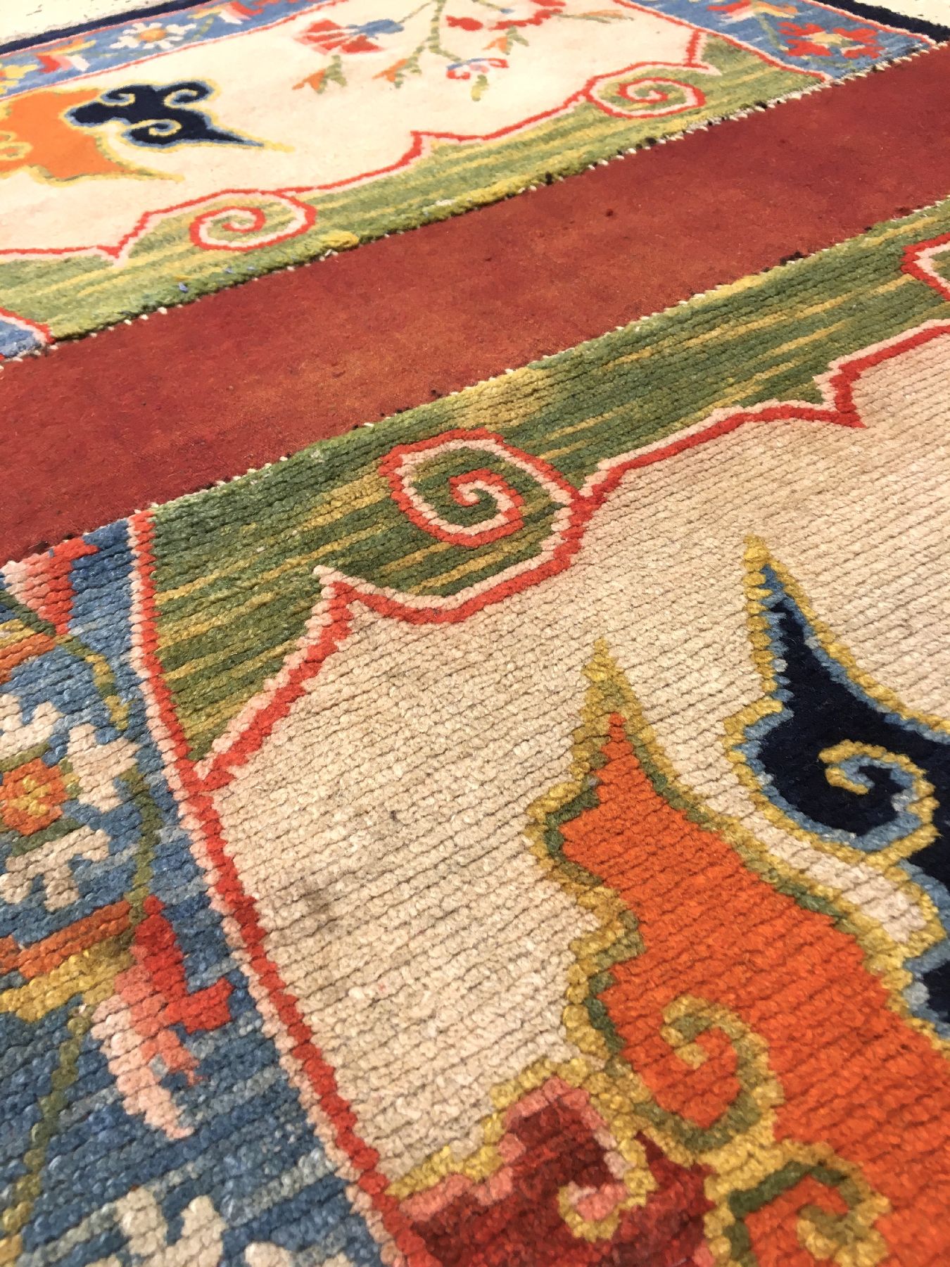 Detail c: Seltener Schigatse "Makden" alt, Südtibet, um 1920, Wolle geknüpft auf Wolle. Tibetische Sattelauflage mit ausdrucksstarken Naturfarben. ...