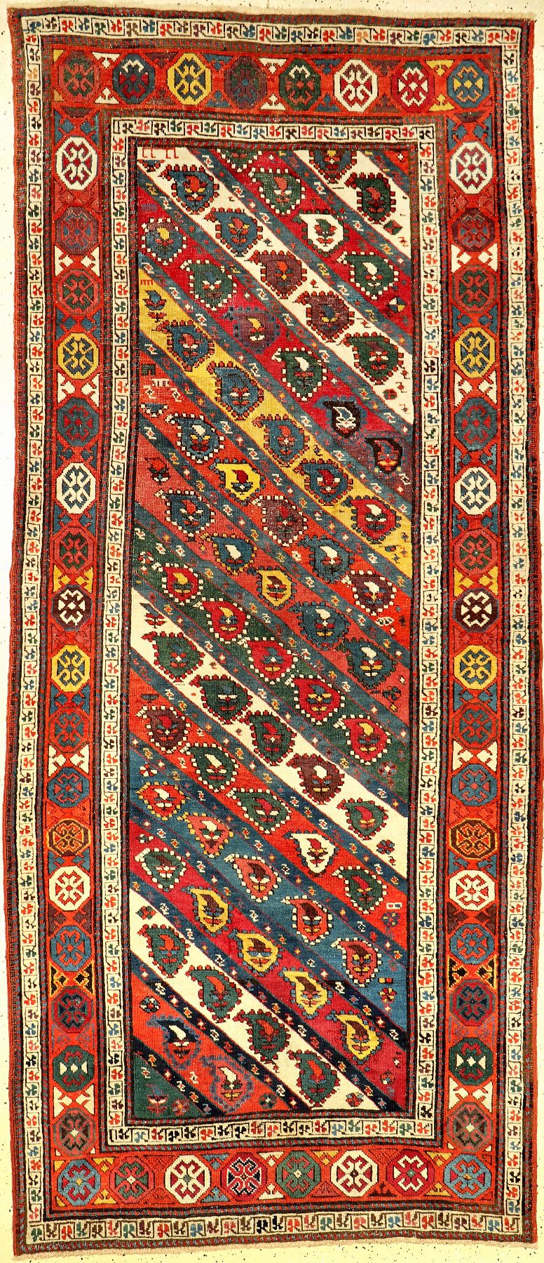 Schuscha Karabagh antik, Südkaukasus, 19.Jhd., Wolle geknüpft auf Wolle. Farbenfroher "Long-Rug" aus dem Karabagh-Gebiet mit ...