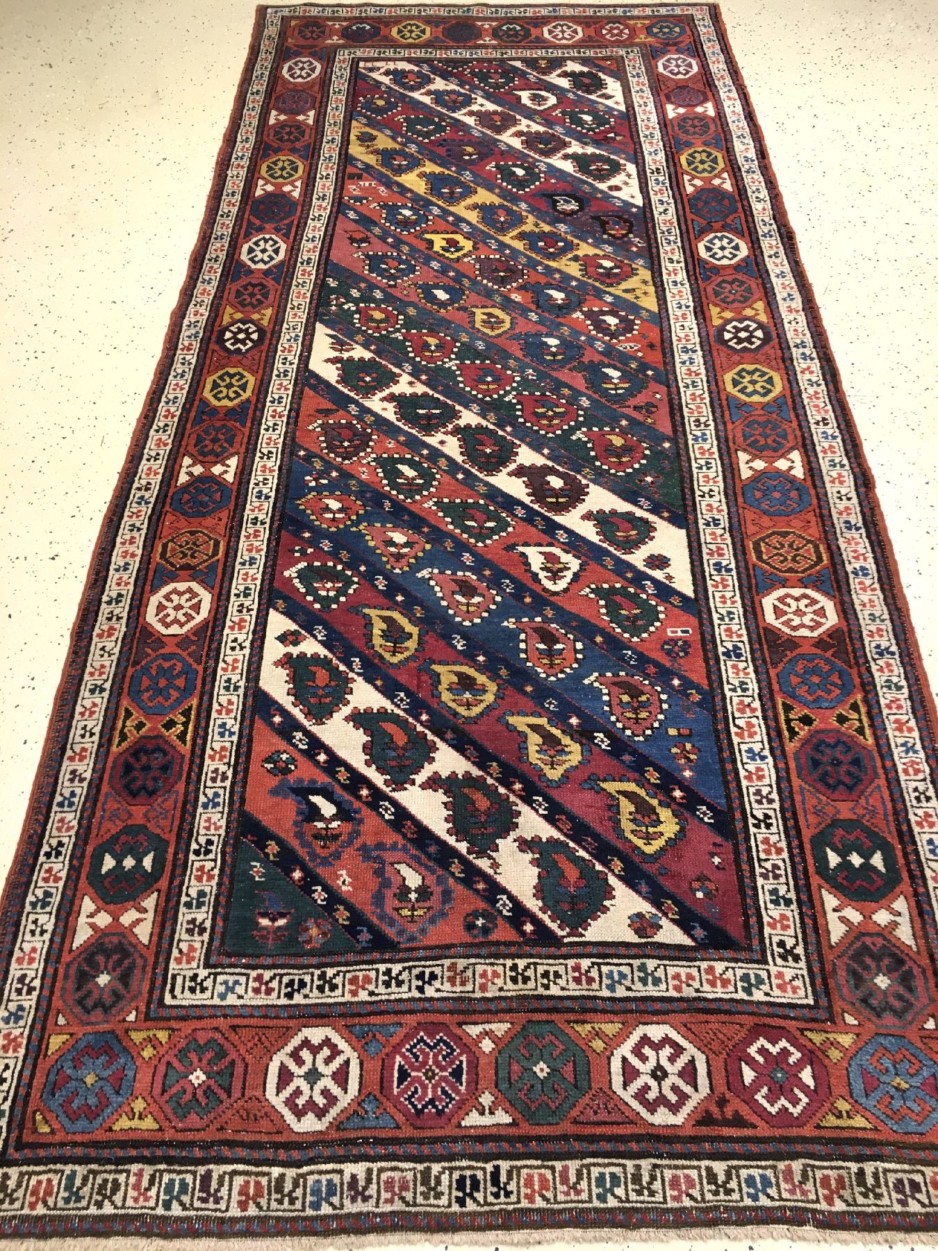 Detail a: Schuscha Karabagh antik, Südkaukasus, 19.Jhd., Wolle geknüpft auf Wolle. Farbenfroher "Long-Rug" aus dem Karabagh-Gebiet mit ...