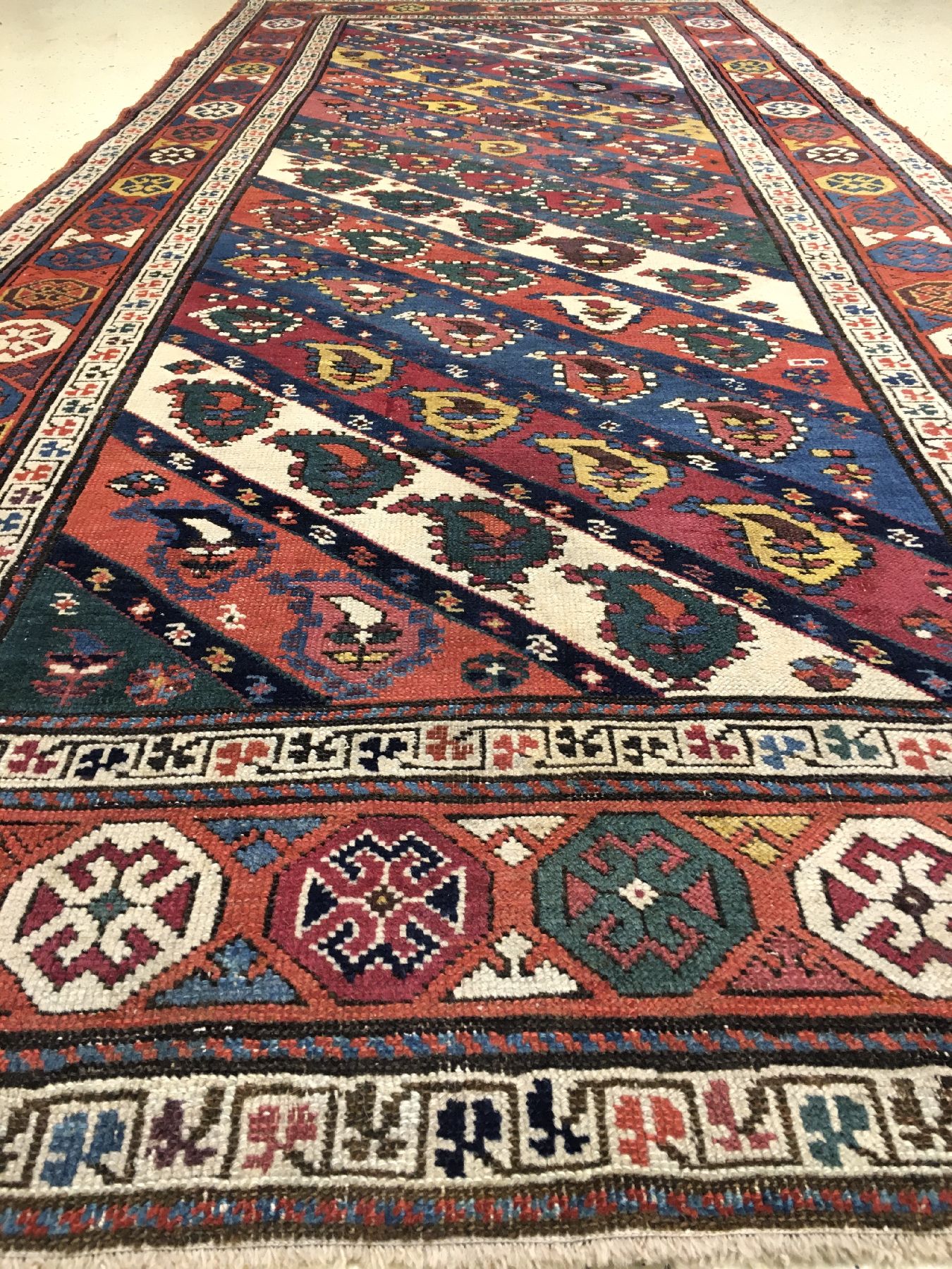 Detail b: Schuscha Karabagh antik, Südkaukasus, 19.Jhd., Wolle geknüpft auf Wolle. Farbenfroher "Long-Rug" aus dem Karabagh-Gebiet mit ...