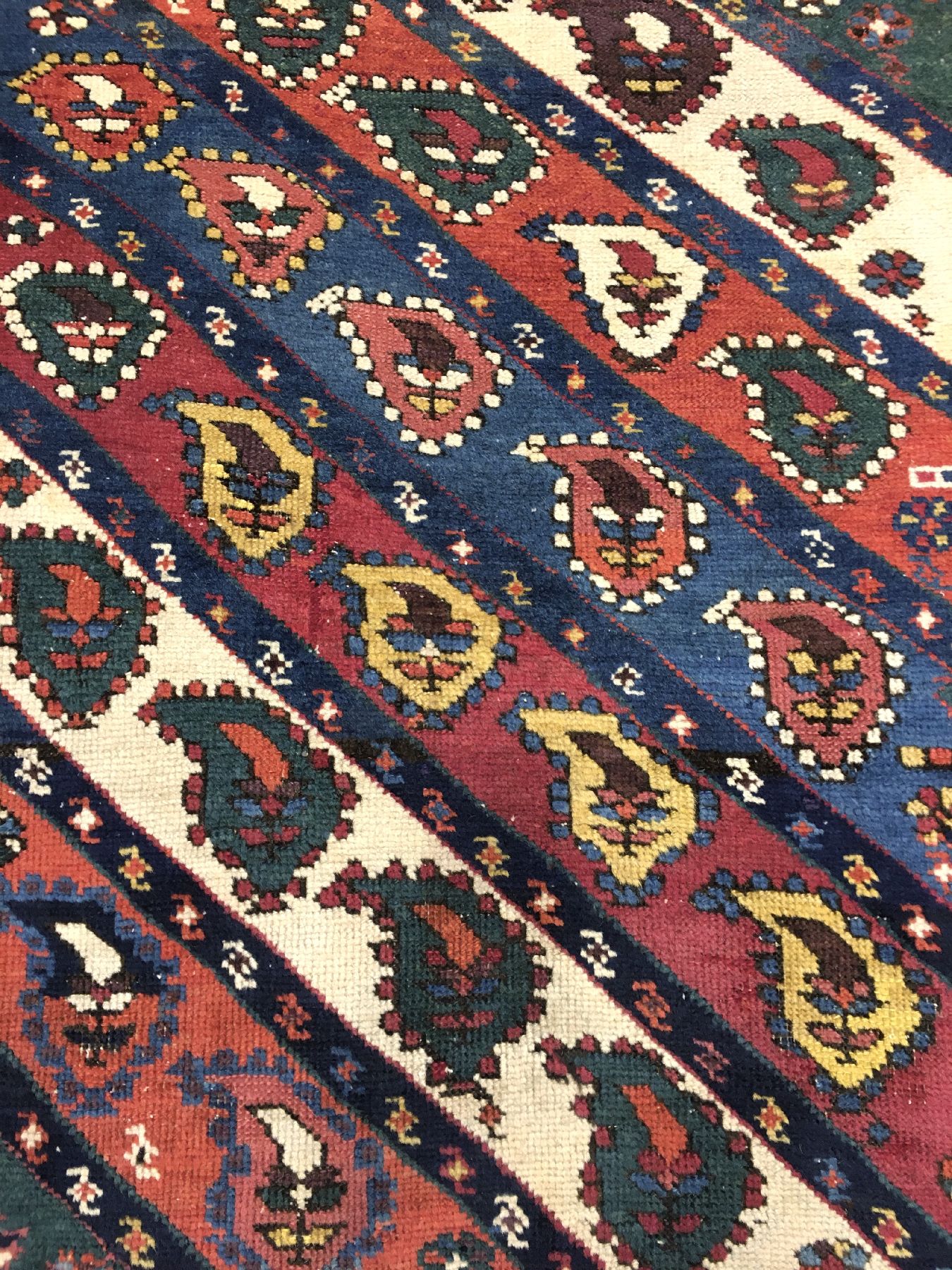 Detail c: Schuscha Karabagh antik, Südkaukasus, 19.Jhd., Wolle geknüpft auf Wolle. Farbenfroher "Long-Rug" aus dem Karabagh-Gebiet mit ...