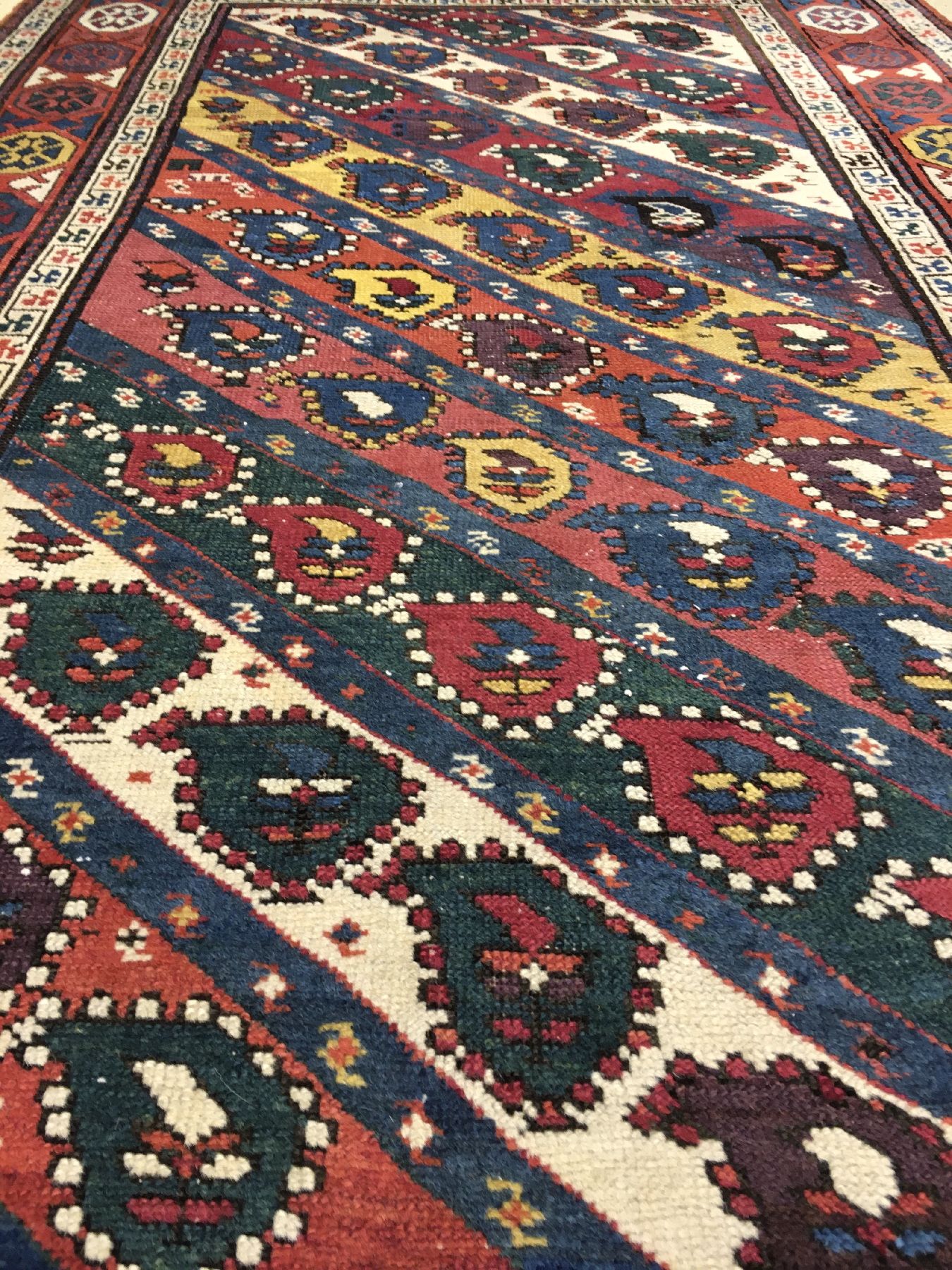 Detail d: Schuscha Karabagh antik, Südkaukasus, 19.Jhd., Wolle geknüpft auf Wolle. Farbenfroher "Long-Rug" aus dem Karabagh-Gebiet mit ...