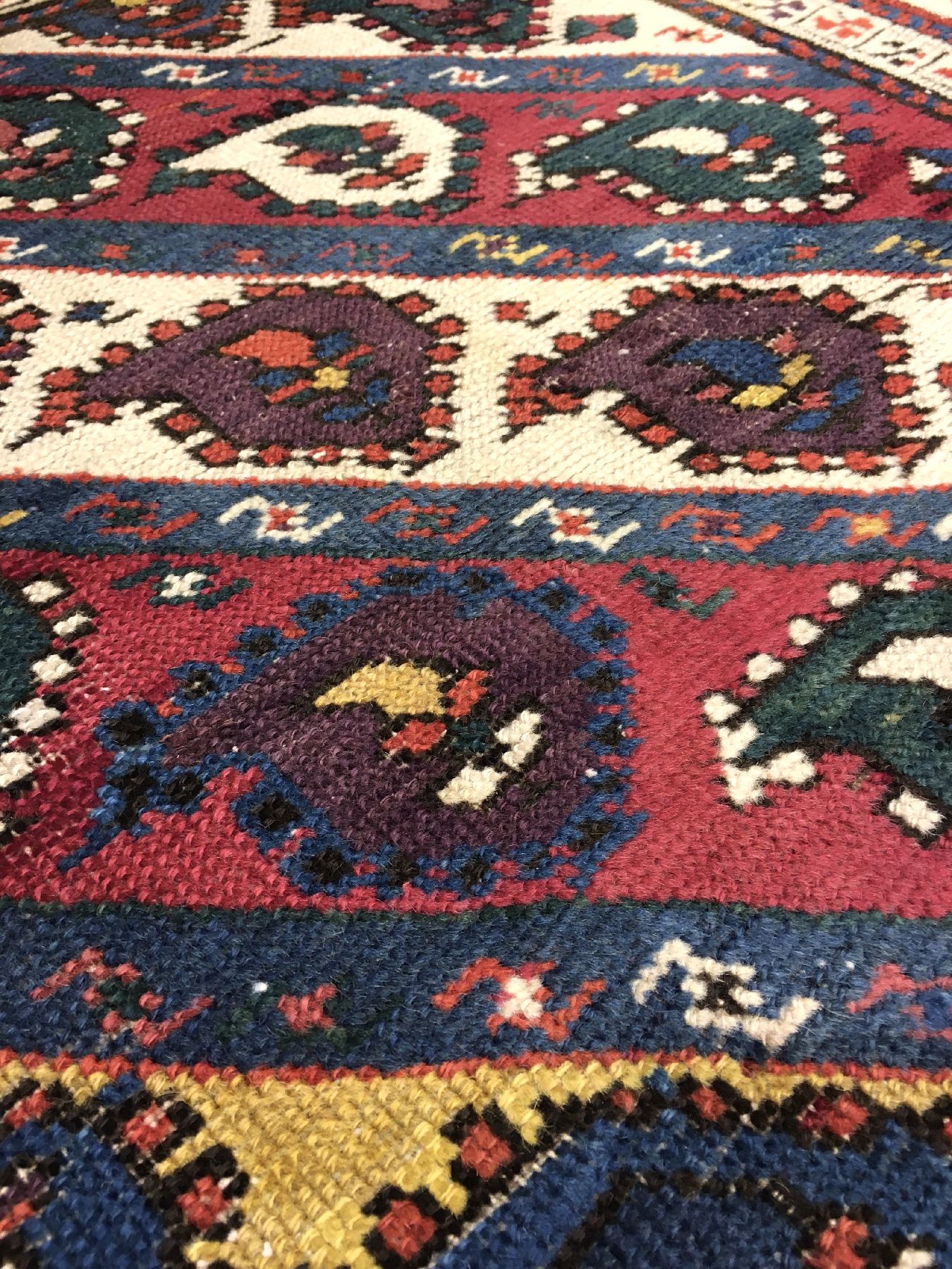 Detail e: Schuscha Karabagh antik, Südkaukasus, 19.Jhd., Wolle geknüpft auf Wolle. Farbenfroher "Long-Rug" aus dem Karabagh-Gebiet mit ...