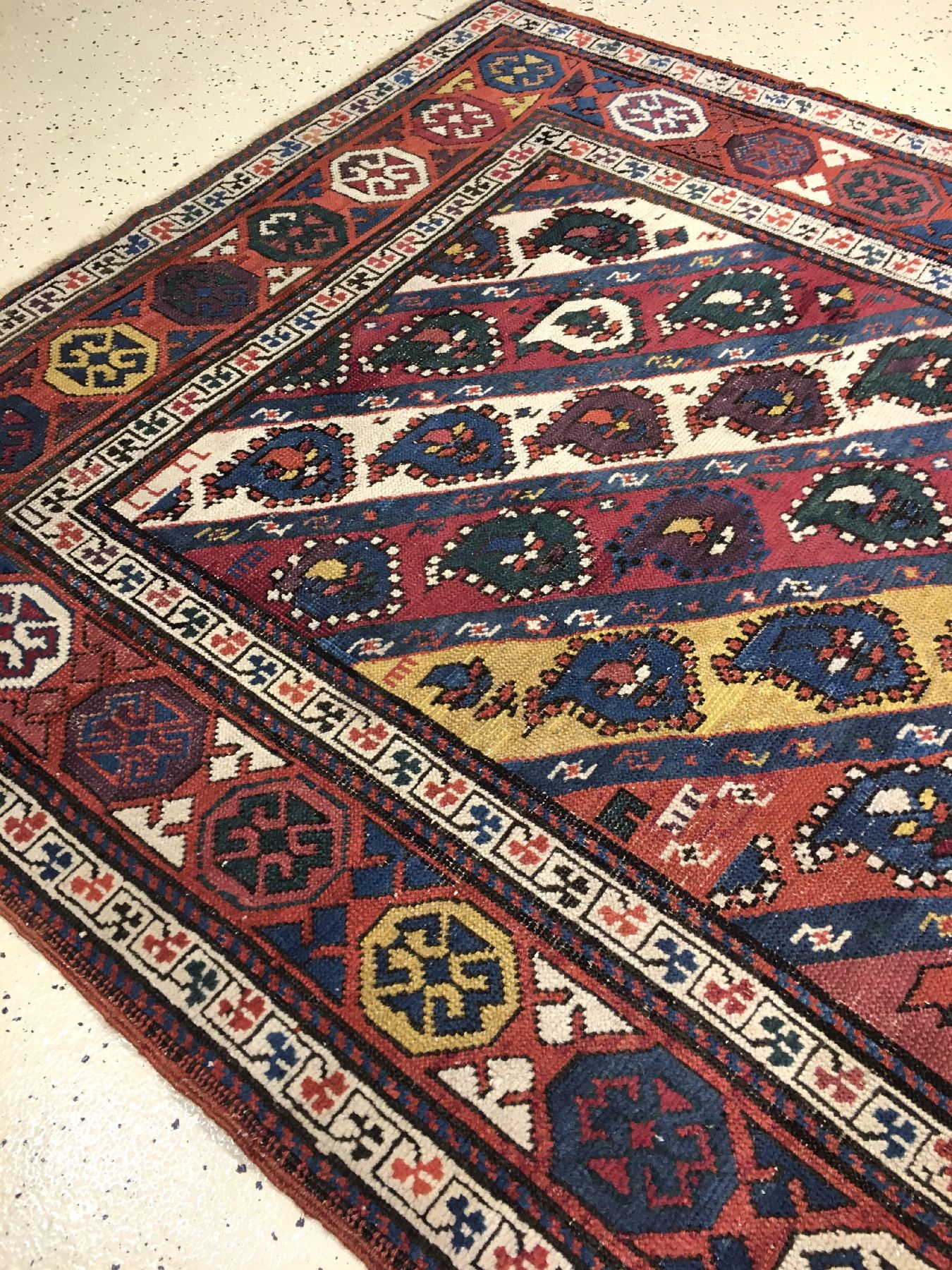 Detail f: Schuscha Karabagh antik, Südkaukasus, 19.Jhd., Wolle geknüpft auf Wolle. Farbenfroher "Long-Rug" aus dem Karabagh-Gebiet mit ...
