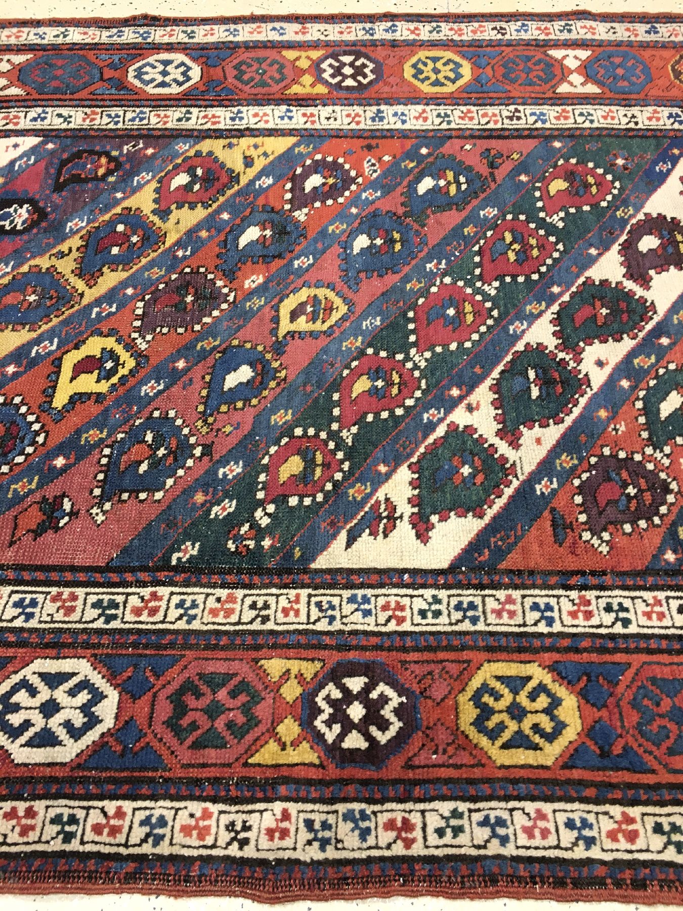 Detail g: Schuscha Karabagh antik, Südkaukasus, 19.Jhd., Wolle geknüpft auf Wolle. Farbenfroher "Long-Rug" aus dem Karabagh-Gebiet mit ...