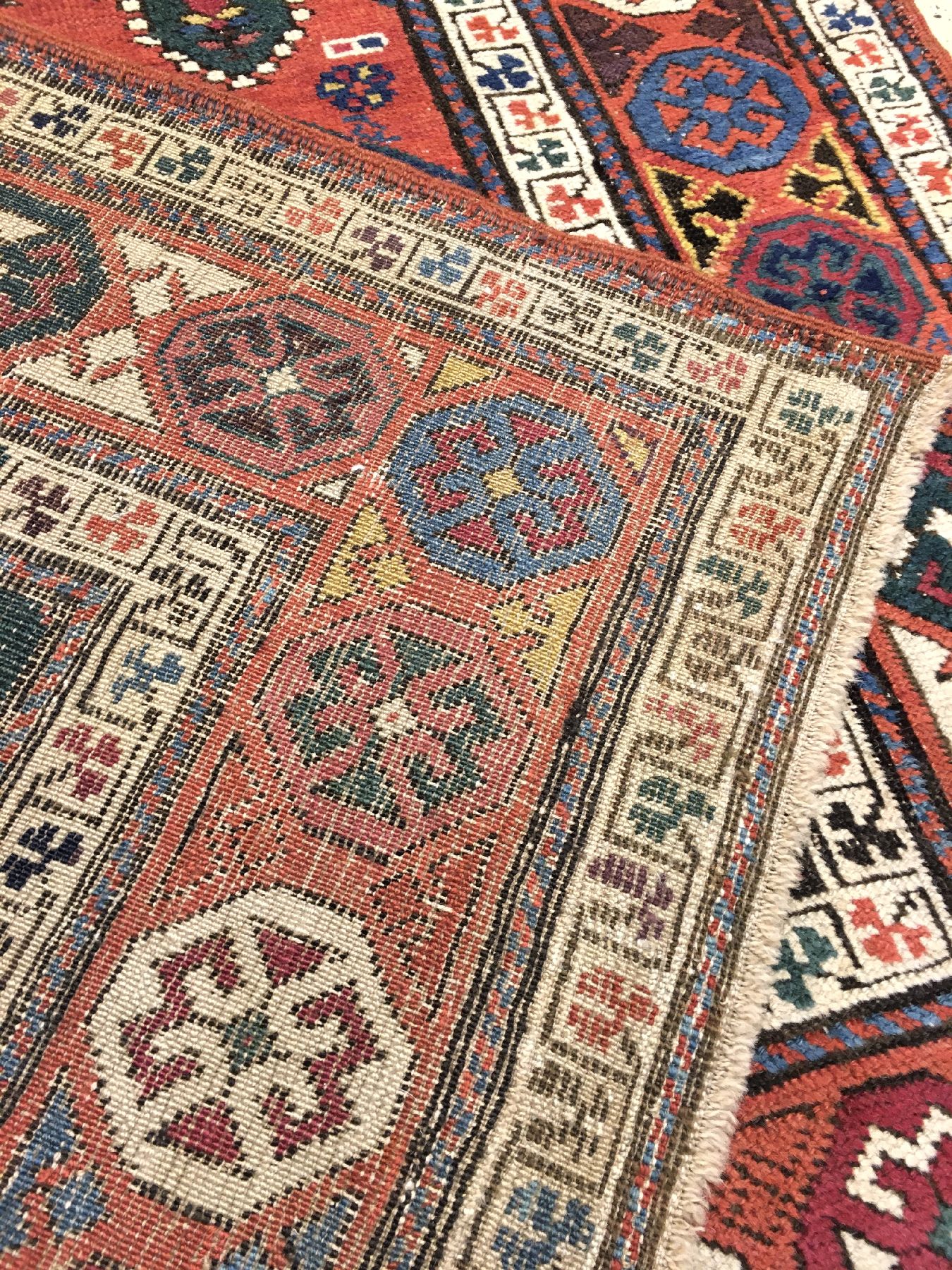 Detail h: Schuscha Karabagh antik, Südkaukasus, 19.Jhd., Wolle geknüpft auf Wolle. Farbenfroher "Long-Rug" aus dem Karabagh-Gebiet mit ...