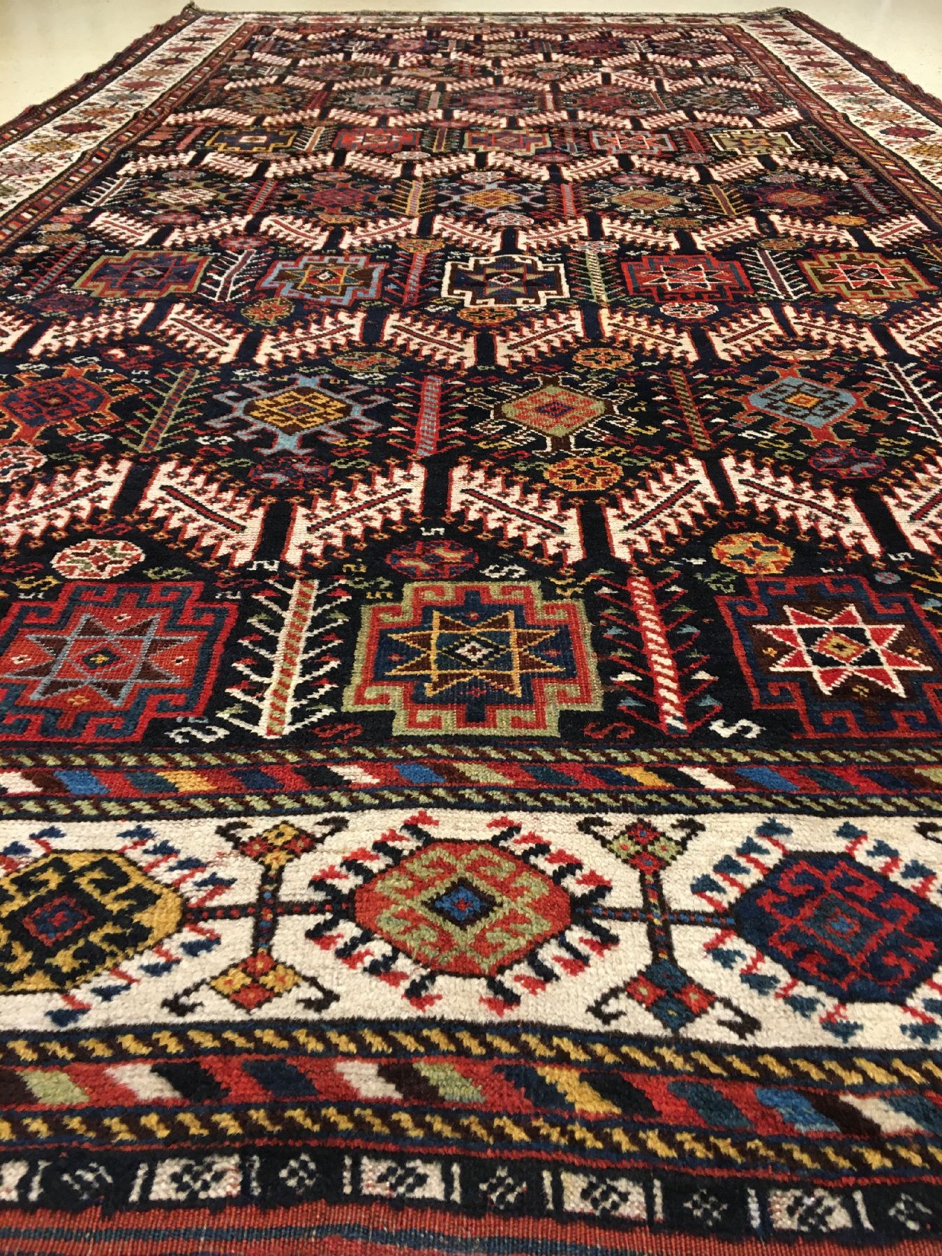 Detail b: Feiner Khamseh antik, Südwestpersien Fars-Gebiet, 19.Jhd., Wolle geknüpft auf Wolle/Ziegenhaar. Seltener Khamseh Stammesteppich mit einem Rapport ...