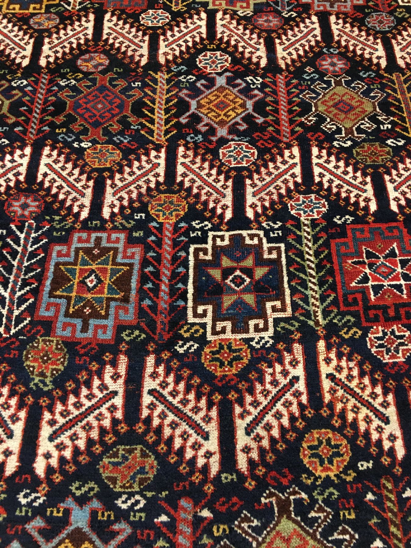 Detail c: Feiner Khamseh antik, Südwestpersien Fars-Gebiet, 19.Jhd., Wolle geknüpft auf Wolle/Ziegenhaar. Seltener Khamseh Stammesteppich mit einem Rapport ...
