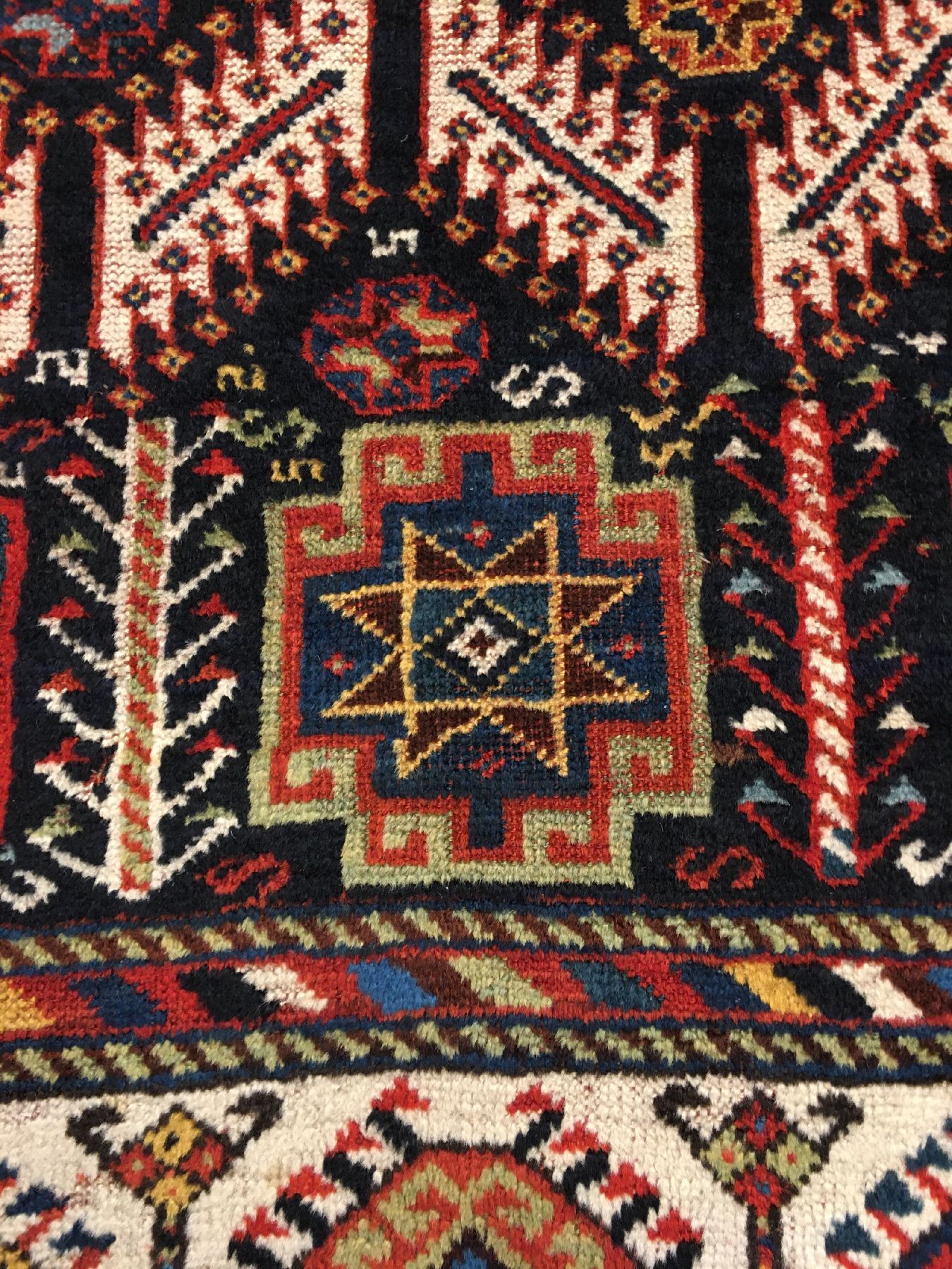 Detail e: Feiner Khamseh antik, Südwestpersien Fars-Gebiet, 19.Jhd., Wolle geknüpft auf Wolle/Ziegenhaar. Seltener Khamseh Stammesteppich mit einem Rapport ...