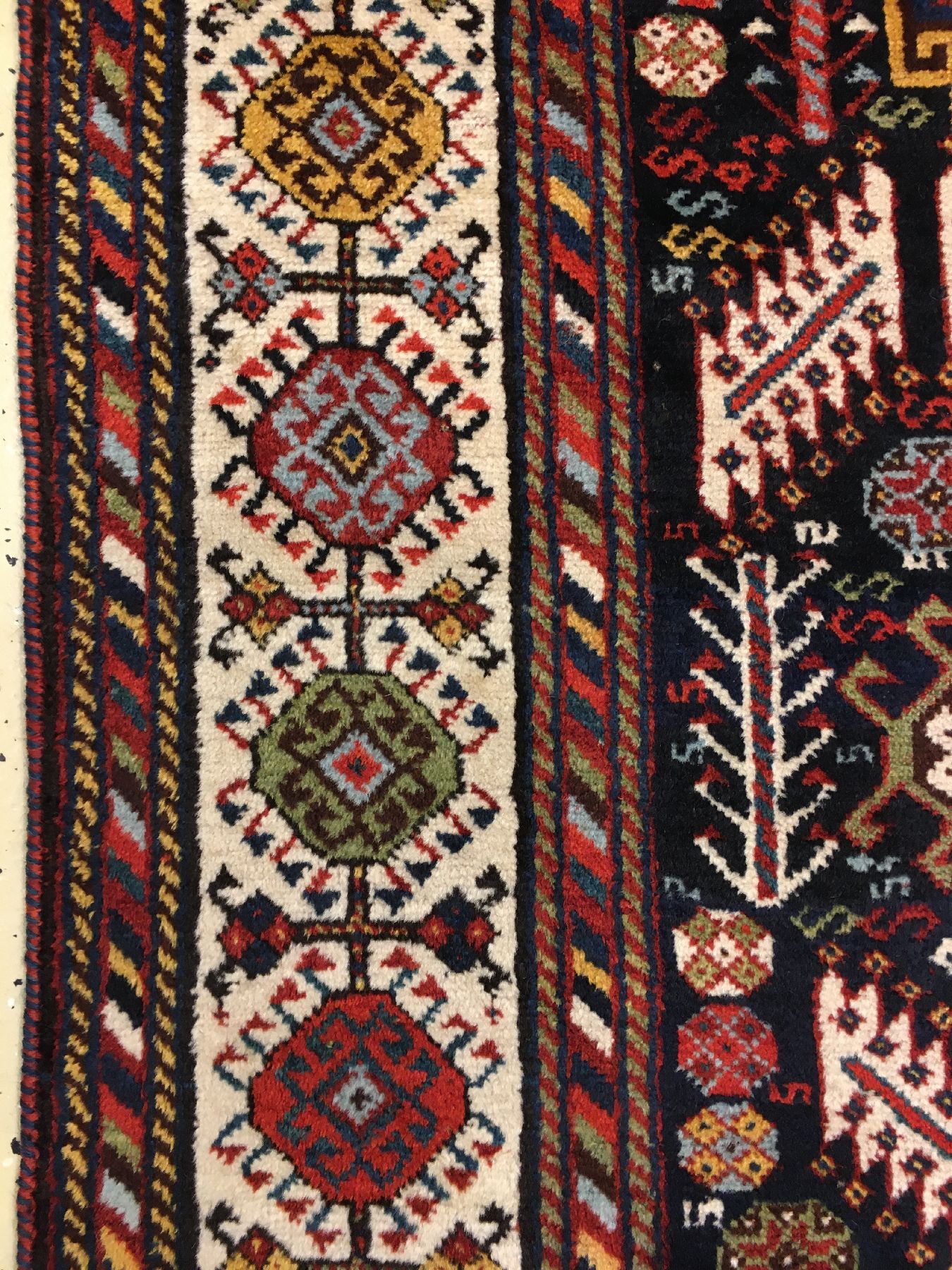 Detail f: Feiner Khamseh antik, Südwestpersien Fars-Gebiet, 19.Jhd., Wolle geknüpft auf Wolle/Ziegenhaar. Seltener Khamseh Stammesteppich mit einem Rapport ...