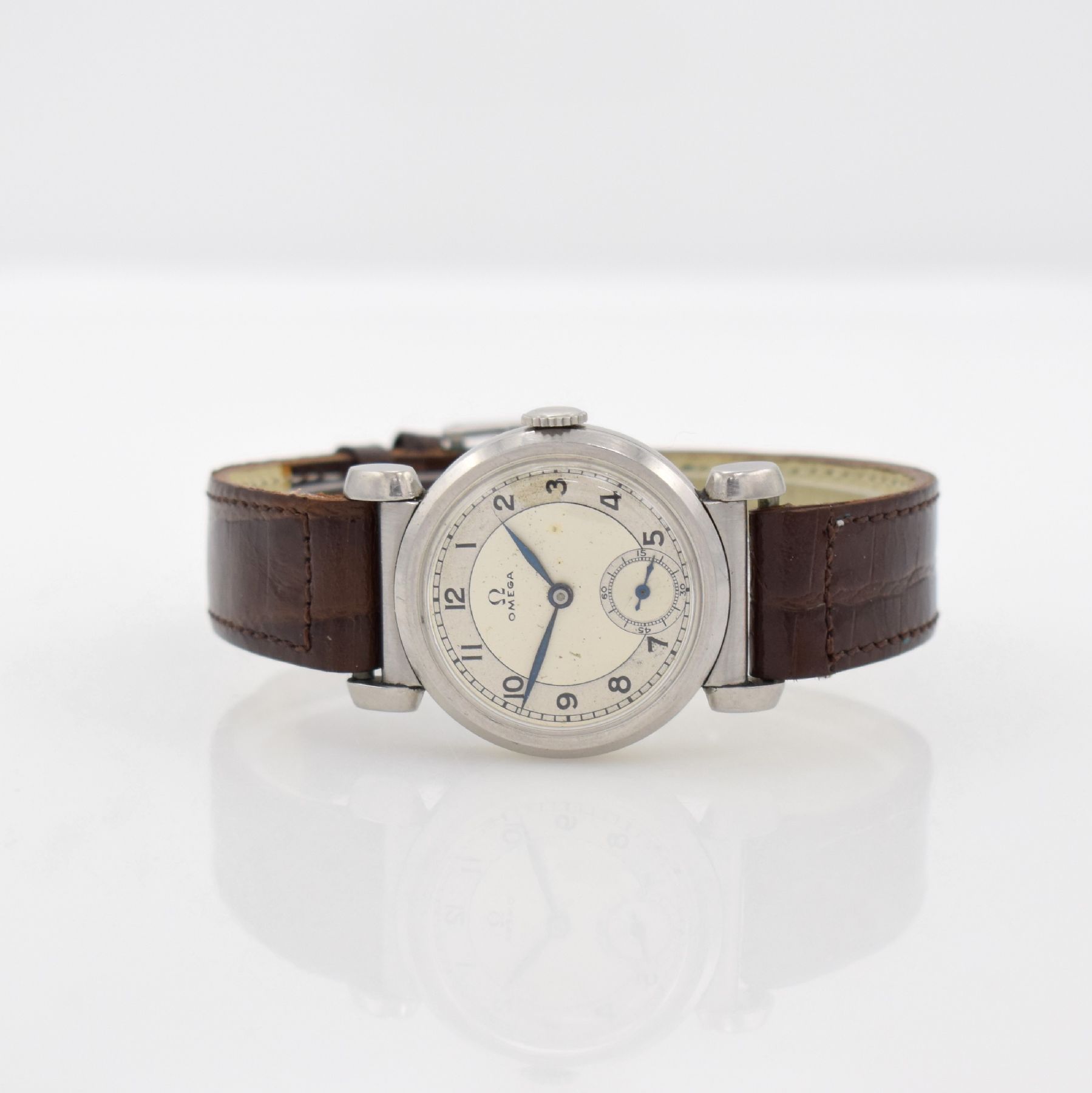 OMEGA Armbanduhr mit ausgefallenen Bandanstößen in Stahl, Schweiz um 1940, Handaufzug, unpoliertes Geh., Boden & Glasrand aufgedr., silb. ...