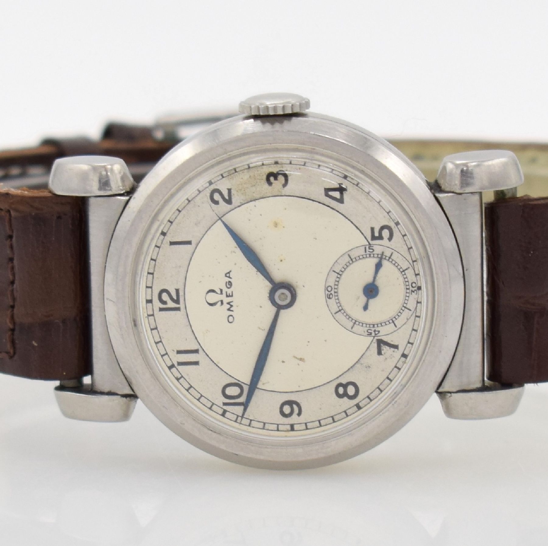 Detail a: OMEGA Armbanduhr mit ausgefallenen Bandanstößen in Stahl, Schweiz um 1940, Handaufzug, unpoliertes Geh., Boden & Glasrand aufgedr., silb. ...
