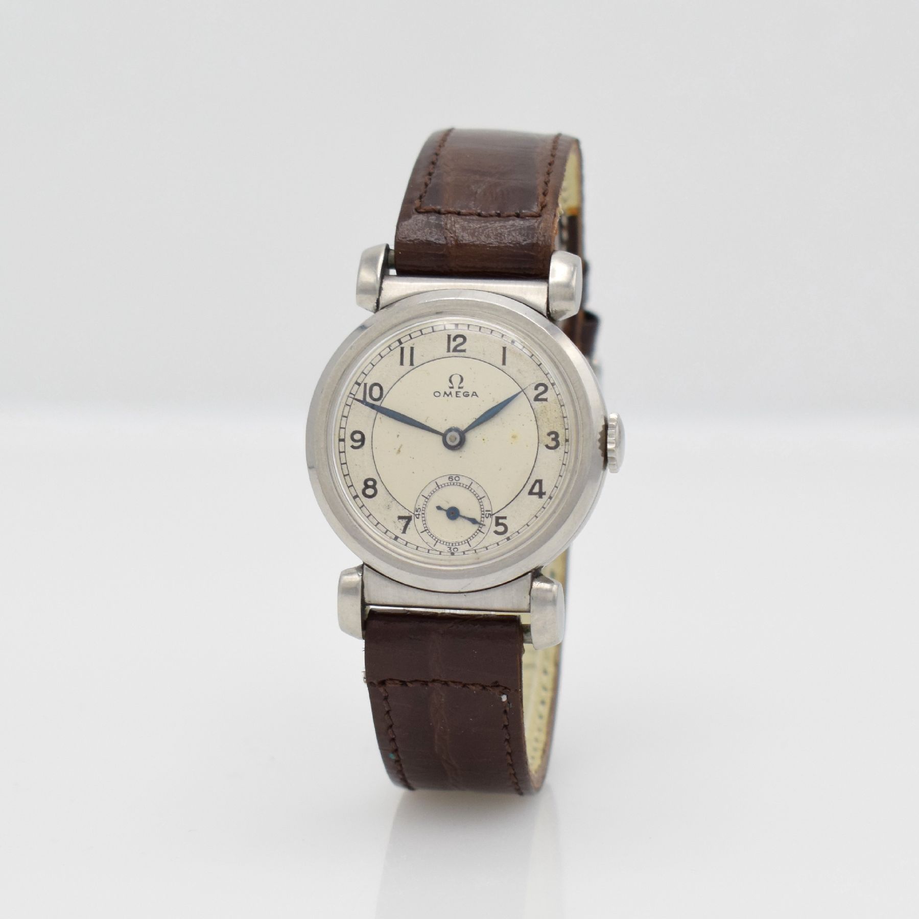 Detail b: OMEGA Armbanduhr mit ausgefallenen Bandanstößen in Stahl, Schweiz um 1940, Handaufzug, unpoliertes Geh., Boden & Glasrand aufgedr., silb. ...