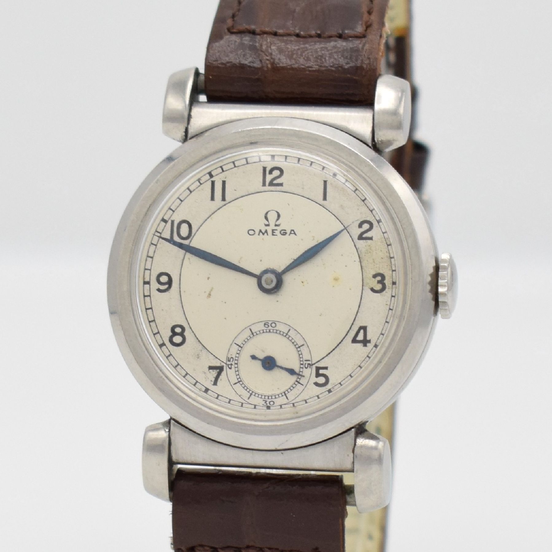 Detail c: OMEGA Armbanduhr mit ausgefallenen Bandanstößen in Stahl, Schweiz um 1940, Handaufzug, unpoliertes Geh., Boden & Glasrand aufgedr., silb. ...
