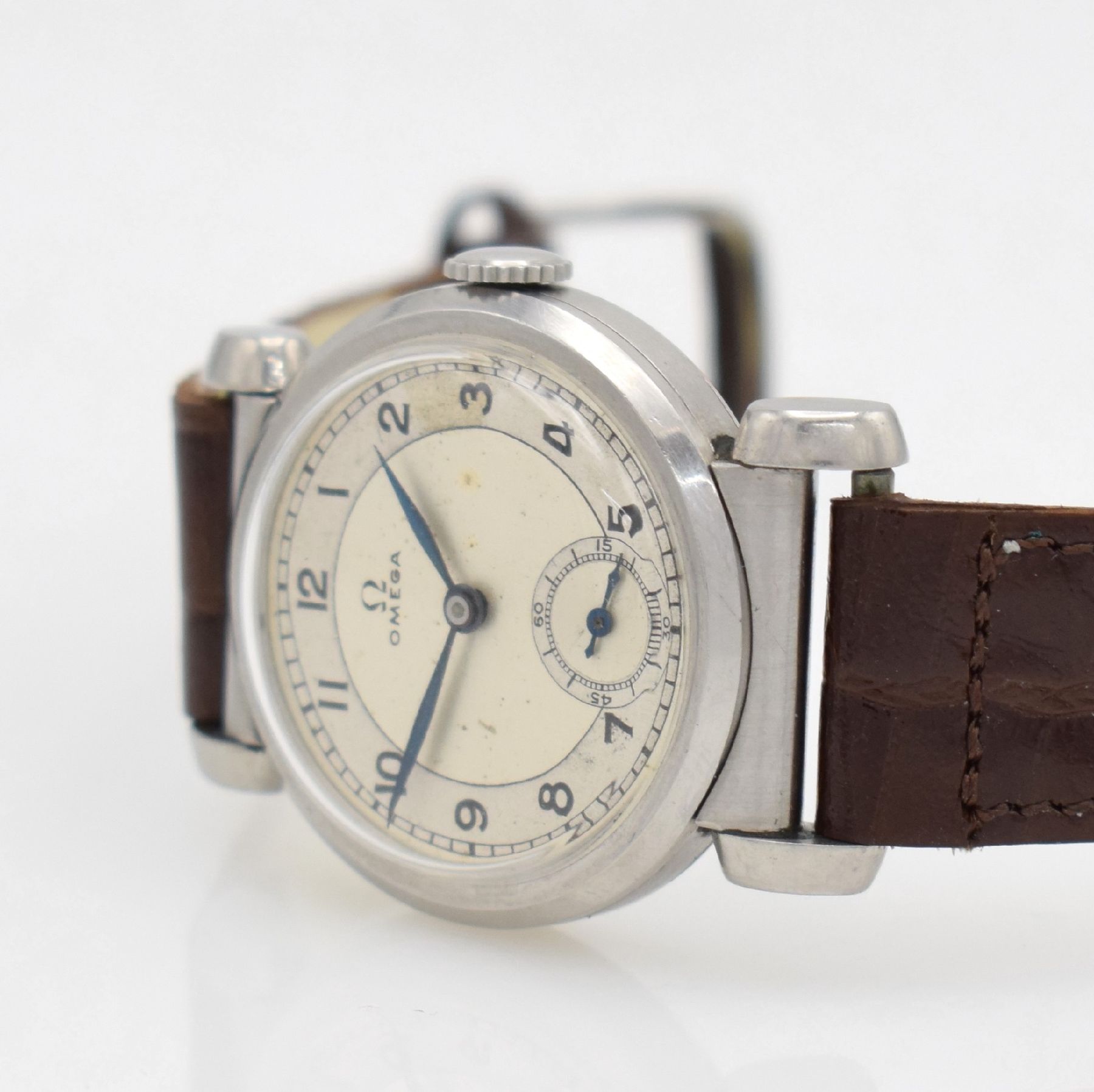 Detail d: OMEGA Armbanduhr mit ausgefallenen Bandanstößen in Stahl, Schweiz um 1940, Handaufzug, unpoliertes Geh., Boden & Glasrand aufgedr., silb. ...