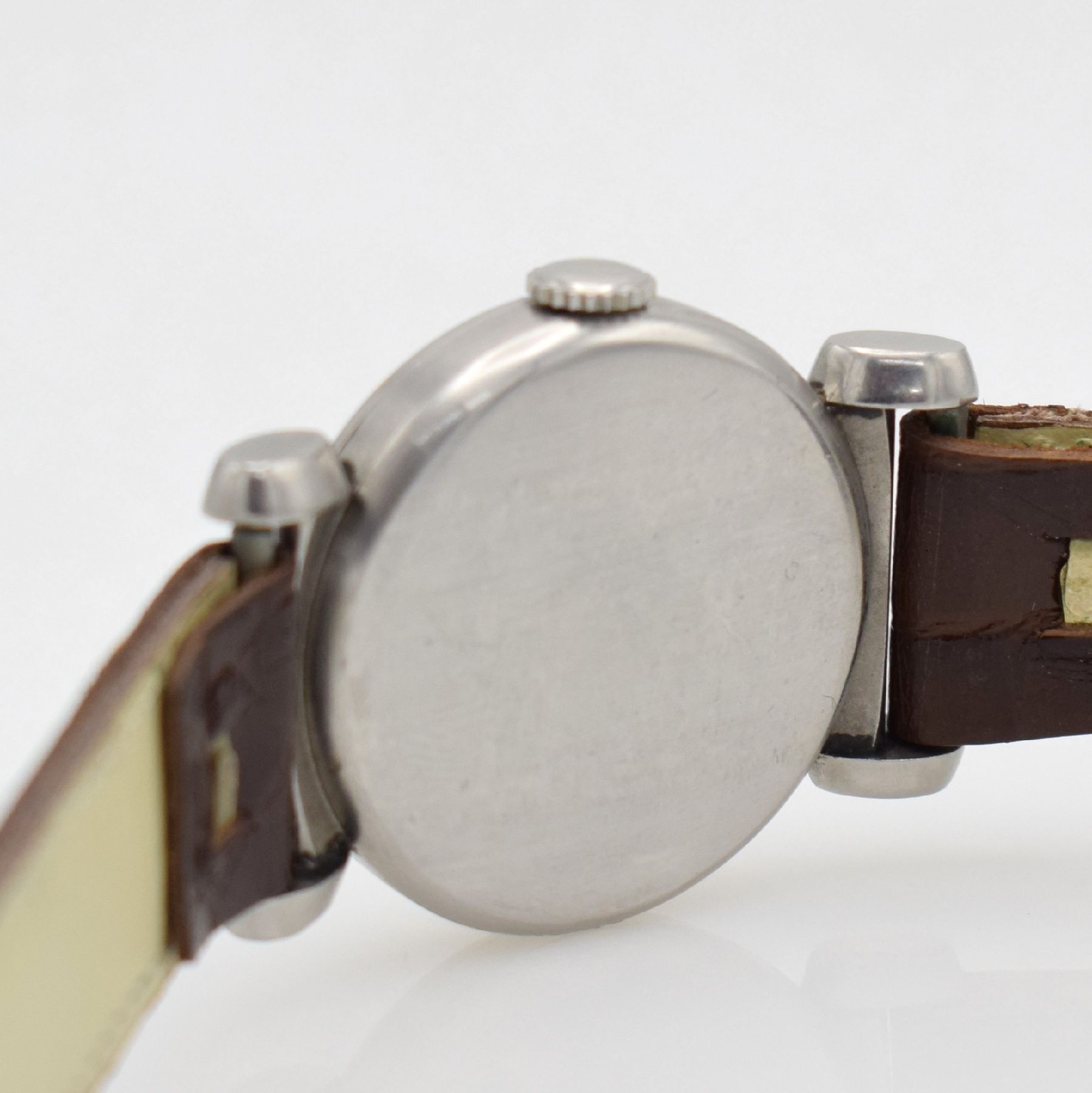 Detail f: OMEGA Armbanduhr mit ausgefallenen Bandanstößen in Stahl, Schweiz um 1940, Handaufzug, unpoliertes Geh., Boden & Glasrand aufgedr., silb. ...