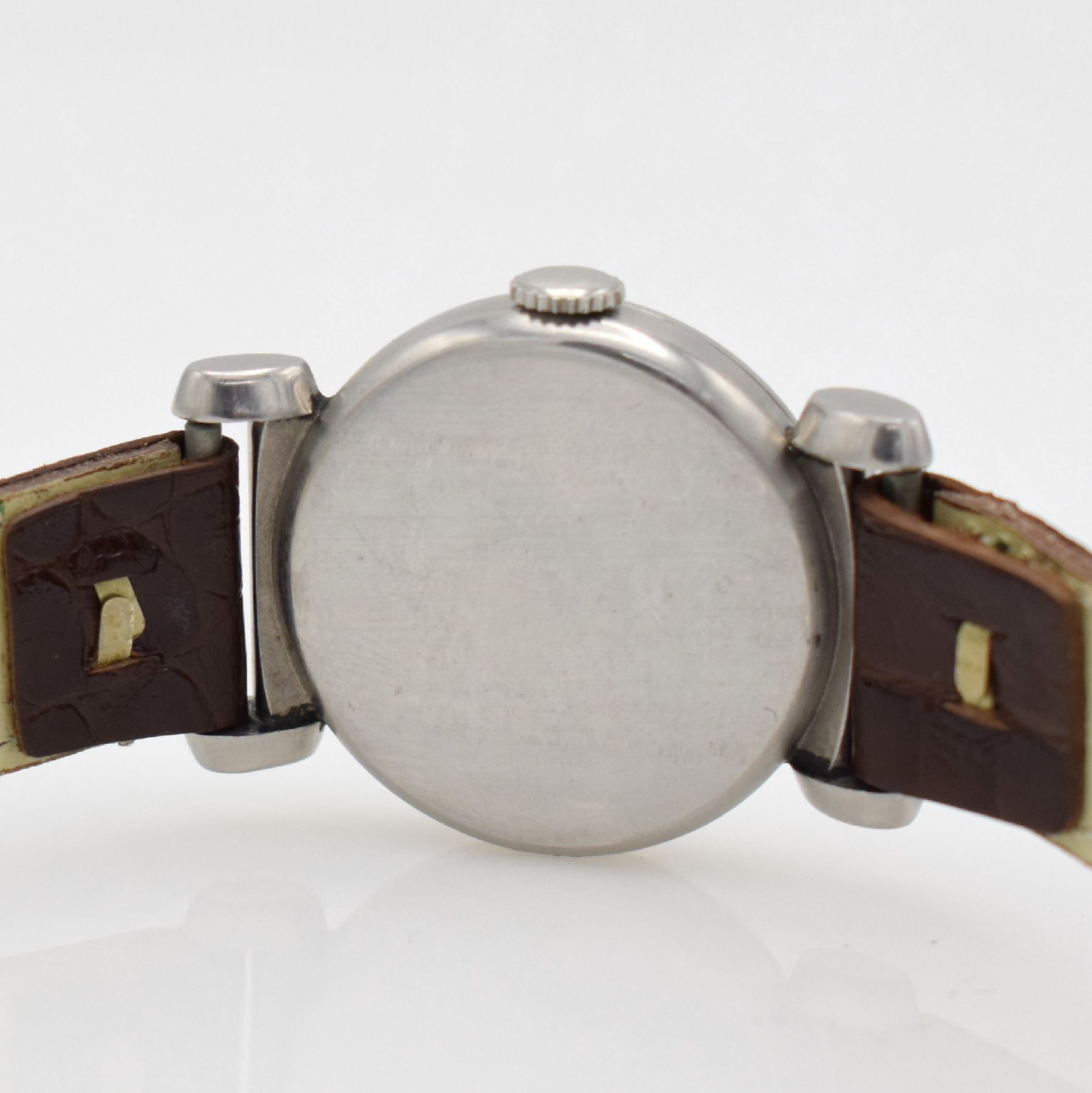 Detail g: OMEGA Armbanduhr mit ausgefallenen Bandanstößen in Stahl, Schweiz um 1940, Handaufzug, unpoliertes Geh., Boden & Glasrand aufgedr., silb. ...