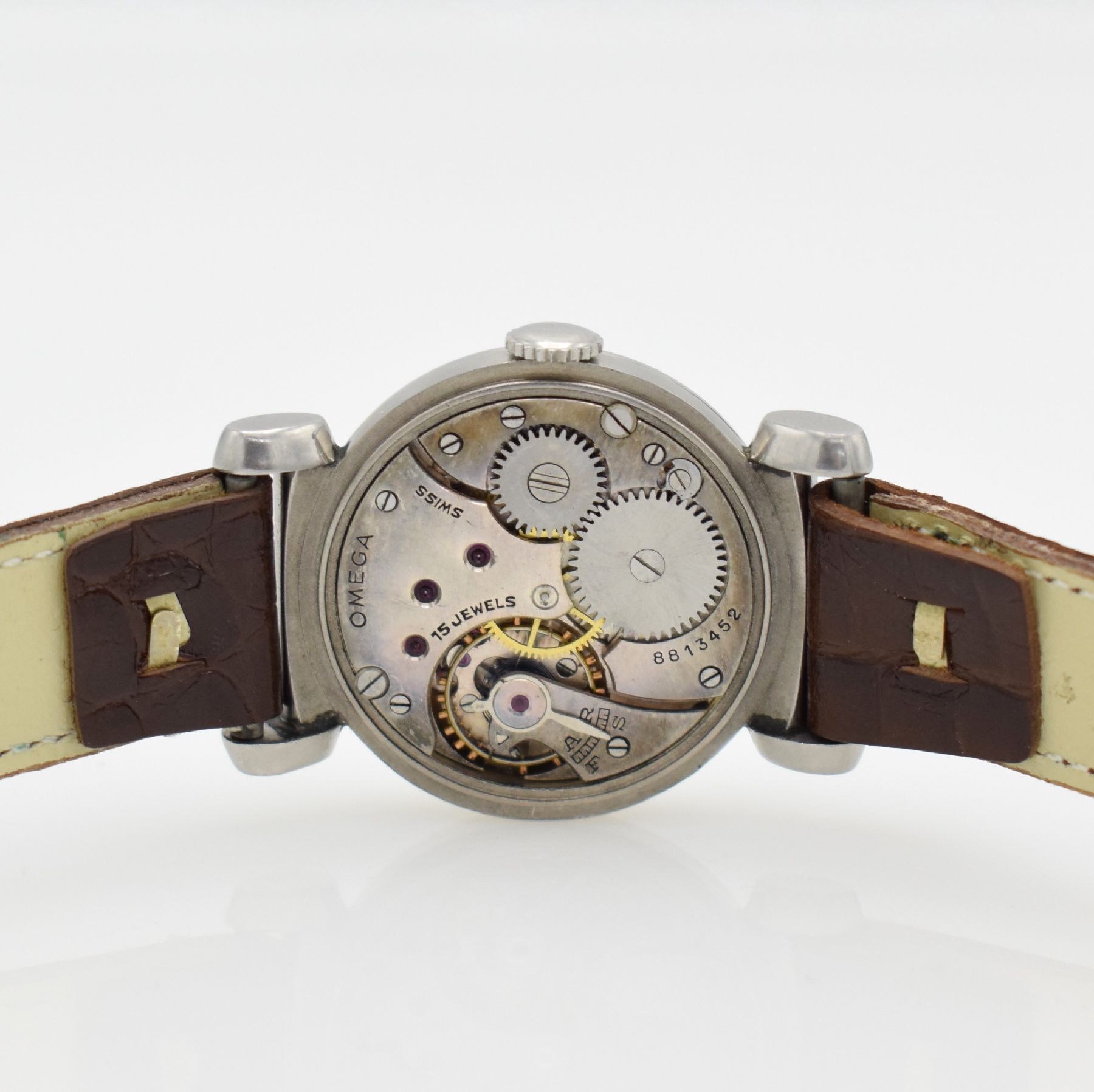 Detail j: OMEGA Armbanduhr mit ausgefallenen Bandanstößen in Stahl, Schweiz um 1940, Handaufzug, unpoliertes Geh., Boden & Glasrand aufgedr., silb. ...