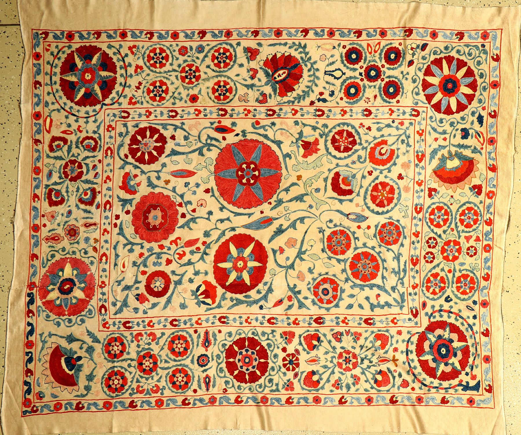 Uzbek Susani, ca. 10 Jahre, reine Naturseide, ca. 177 x 156 cm, EHZ: 2