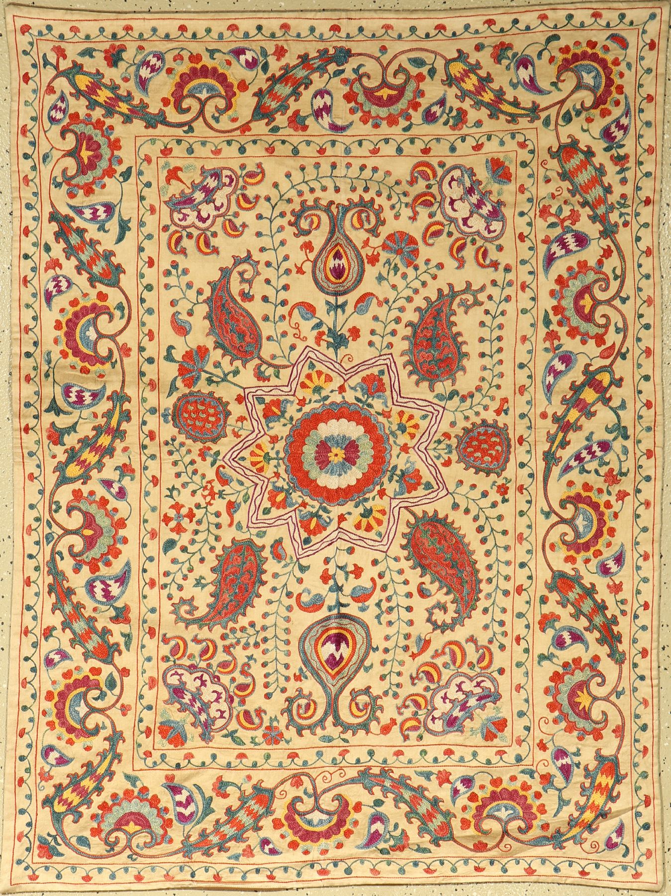 Uzbek Susani (Lakai Design), ca. 10 Jahre, reine Naturseide, ca. 129 x 96 cm, EHZ: 2