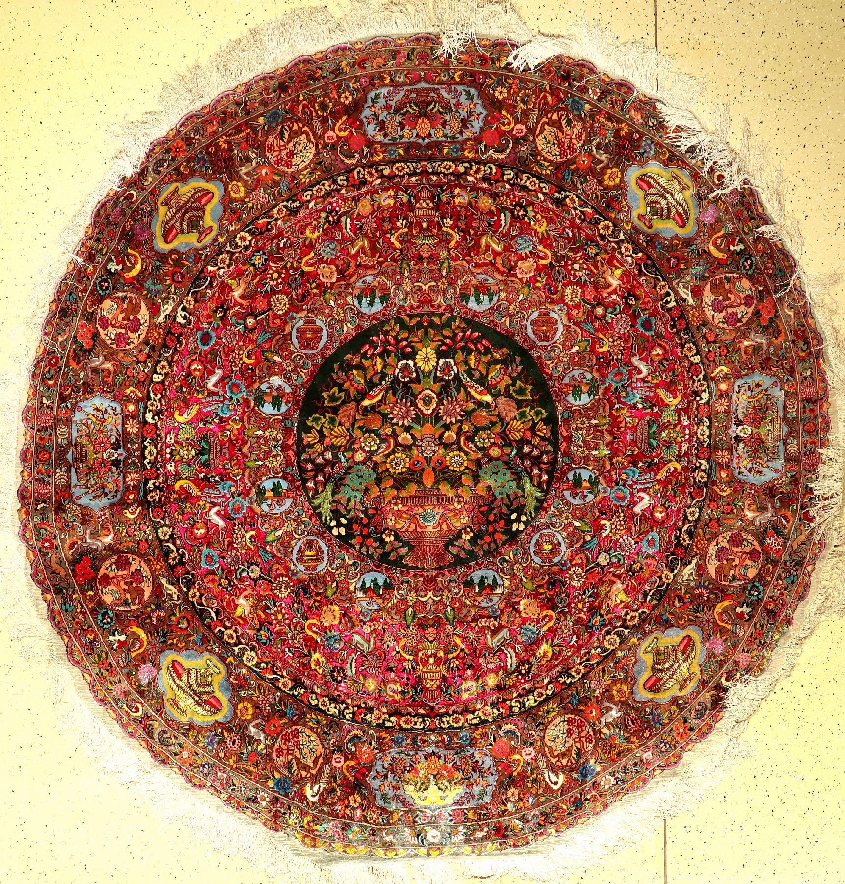 Täbriz fein (Rund), Persien, um 1970, Korkwolle mit Seide, ca. 250 cm, selten, EHZ: 4-5 (alter starker Mottenfraß).