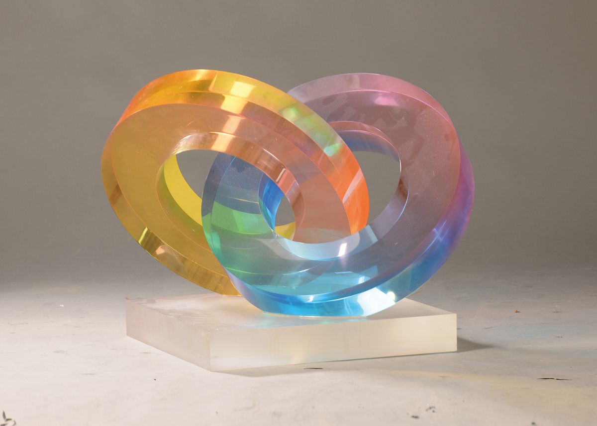 Monogrammist NJM, datiert June '94, große Skulptur aus bunt verlaufenden Plexiglasringen, die ineinander verschlungen sind, auf dem Sockel ...