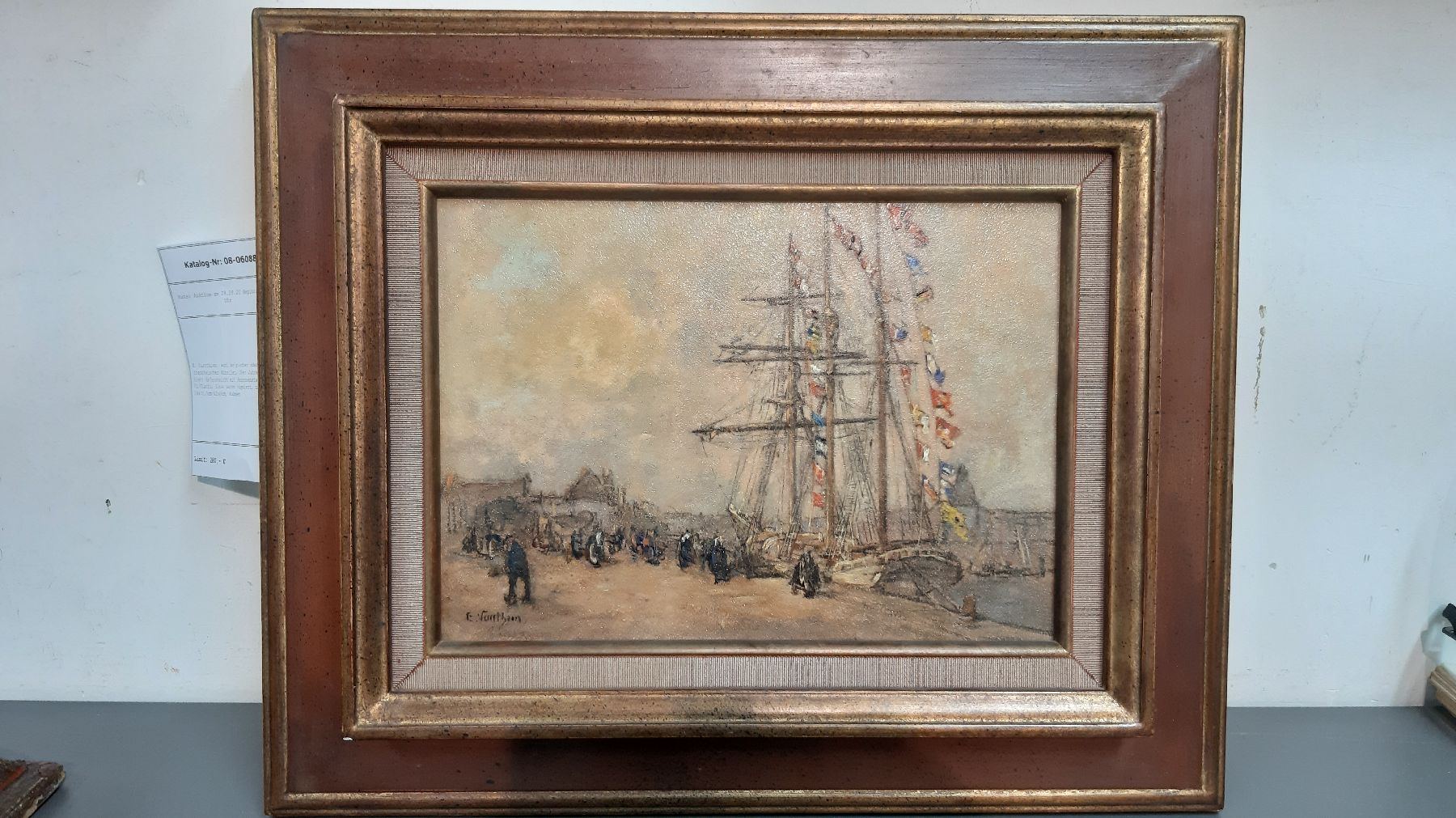 Detail b: E. Sarrthien, wohl belgischer oder französischer Künstler, 30er Jahre, hier: Hafenansicht mit Personenstaffage, Öl/Platte, links unten signiert, ...