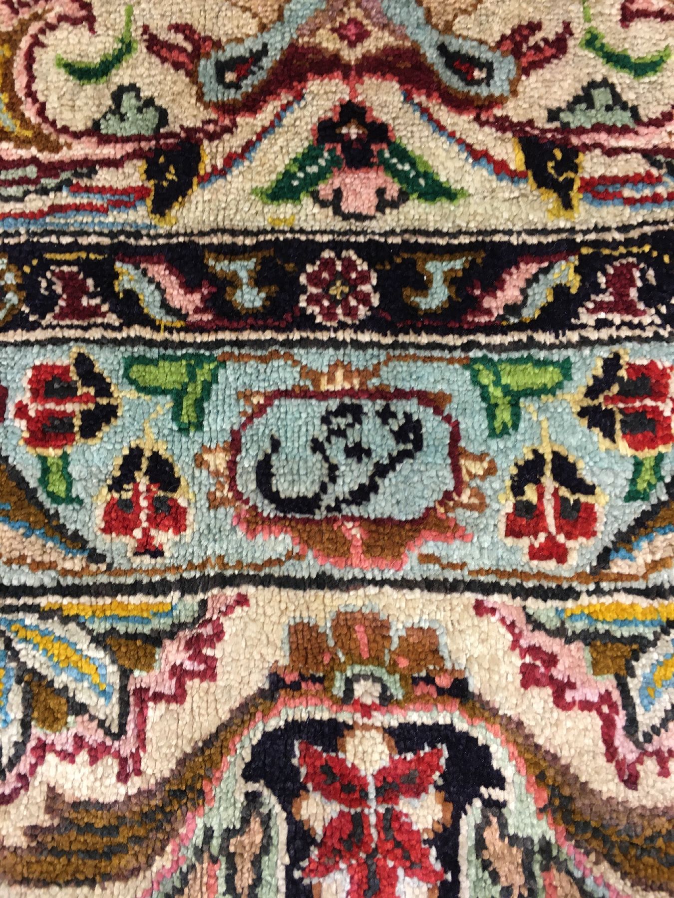 Detail d: Feiner Seiden Täbriz "Faraji" alt (Signiert), Nordwestpersien, um 1950/1960, reine Naturseide. Feiner Täbriz in reiner glanzreicher ...