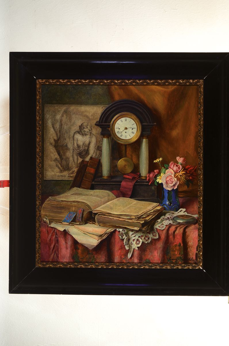 Detail k: Franz Krischke, 1885 Becka/Ungarn-1960 Wien, Stillleben mit Portaluhr, Zeichnung, Buch und Blumen, Öl/Holz, rechts unten signiert, ca. 55x48cm, R. ...