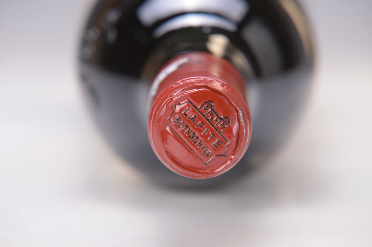 Detail a: 1 Flasche 1985 Chateau Lafite Rothschild, Pauillac, Premier Grand Cru Classe, 75cl, top shoulder, orig. Kapsel mit Aufdruck und Prägung, nicht ...