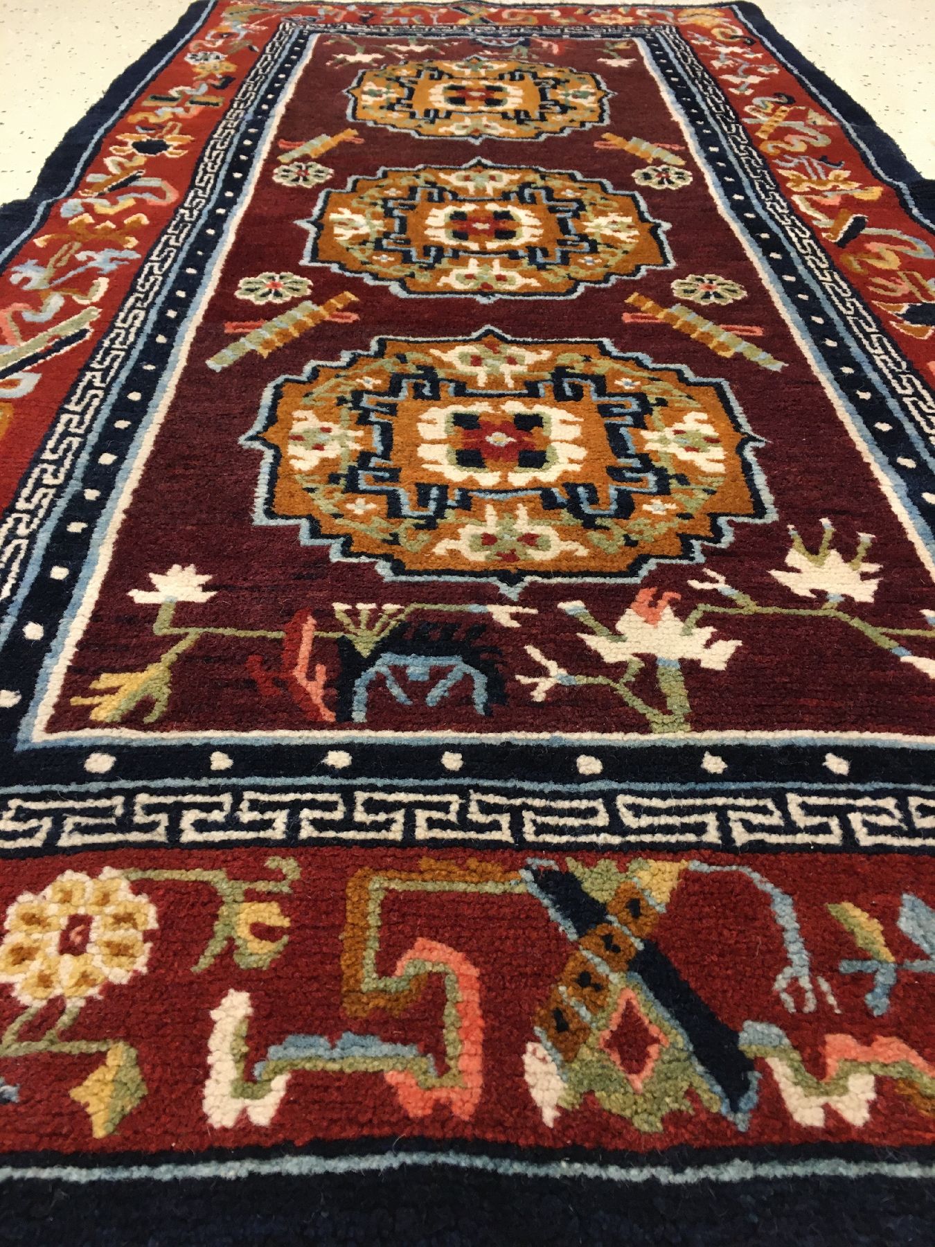 Detail b: Schigatse "Khaden-Meditationsteppich" alt, Südtibet, um 1920, Wolle geknüpft auf Wolle. Klassischer Khaden Meditierteppich mit ...