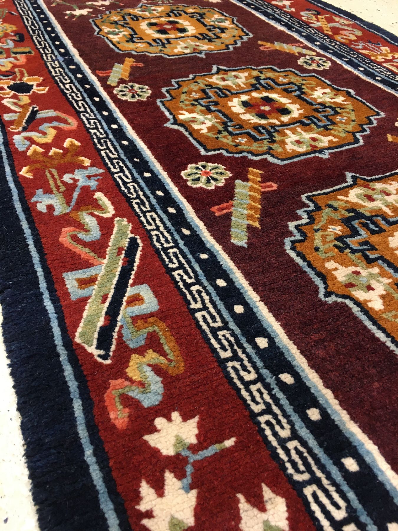 Detail d: Schigatse "Khaden-Meditationsteppich" alt, Südtibet, um 1920, Wolle geknüpft auf Wolle. Klassischer Khaden Meditierteppich mit ...