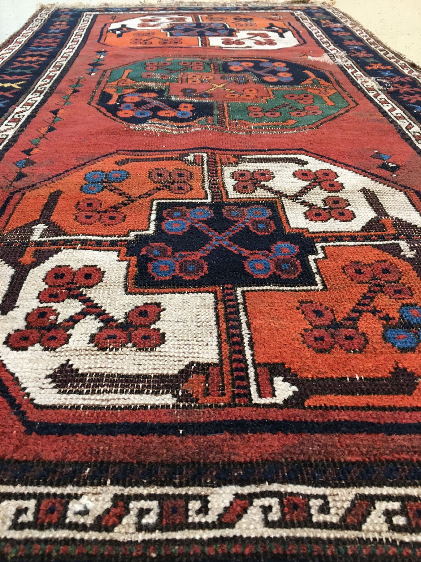 Detail b: Seltener Belutsch mit turkmenischen Einflüssen antik (Gülli Gül), Nordostpersien, 19.Jhd., Wolle geknüpft auf Wolle. Rarer kleiner und farbiger ...