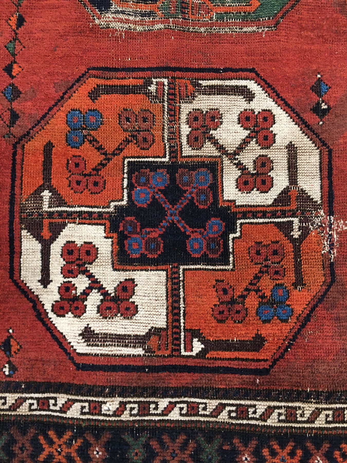 Detail d: Seltener Belutsch mit turkmenischen Einflüssen antik (Gülli Gül), Nordostpersien, 19.Jhd., Wolle geknüpft auf Wolle. Rarer kleiner und farbiger ...