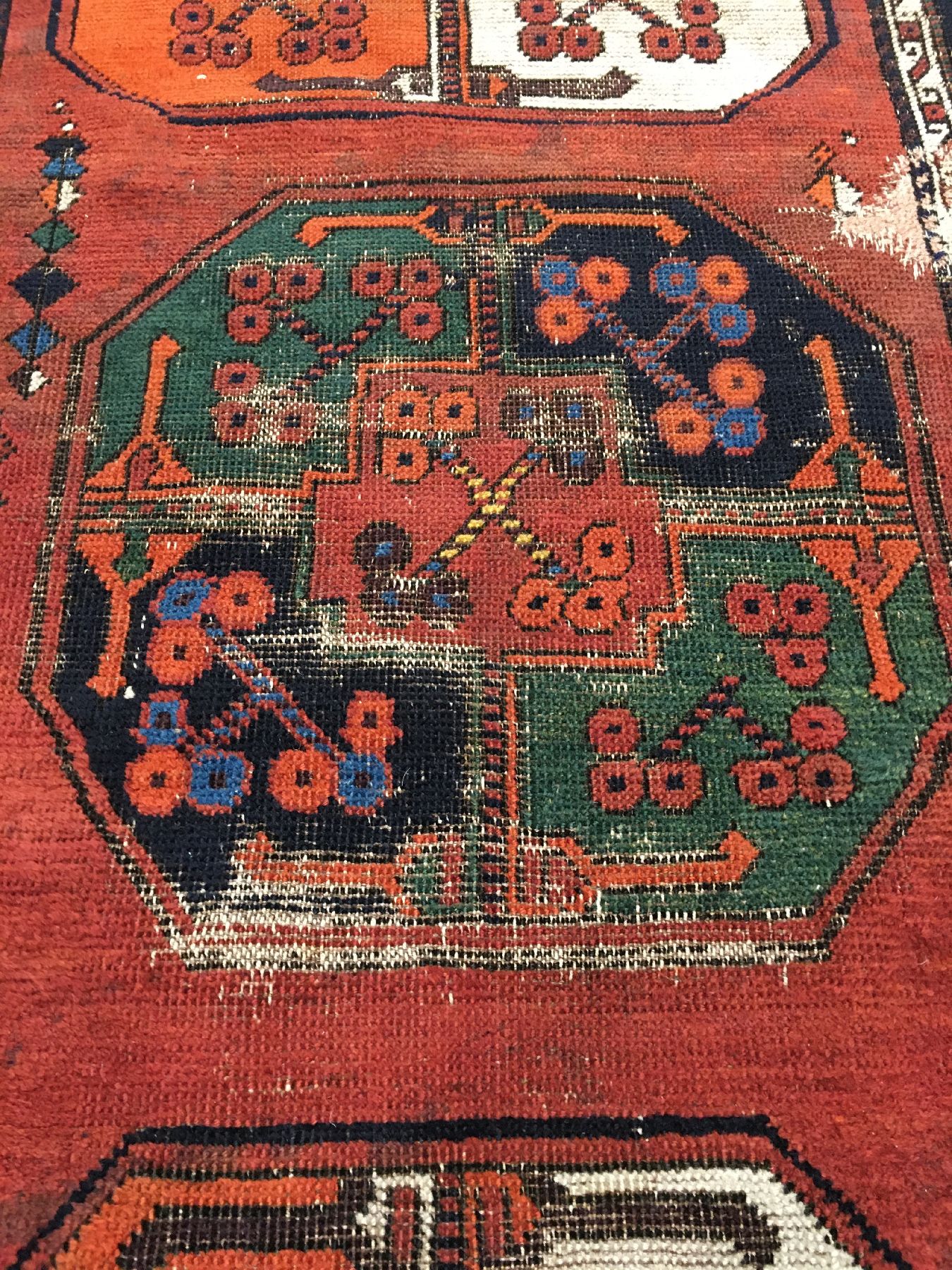 Detail e: Seltener Belutsch mit turkmenischen Einflüssen antik (Gülli Gül), Nordostpersien, 19.Jhd., Wolle geknüpft auf Wolle. Rarer kleiner und farbiger ...