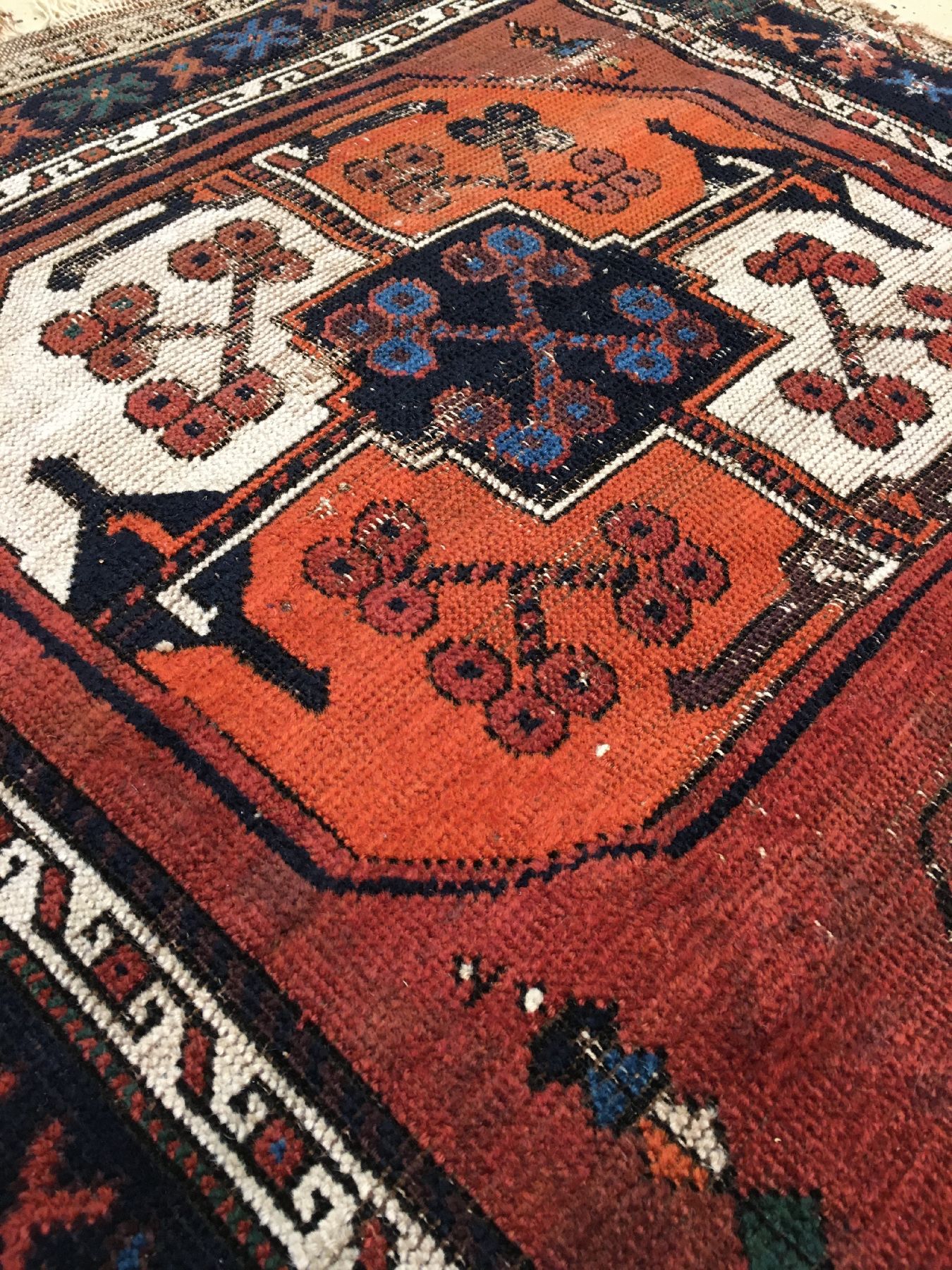 Detail f: Seltener Belutsch mit turkmenischen Einflüssen antik (Gülli Gül), Nordostpersien, 19.Jhd., Wolle geknüpft auf Wolle. Rarer kleiner und farbiger ...