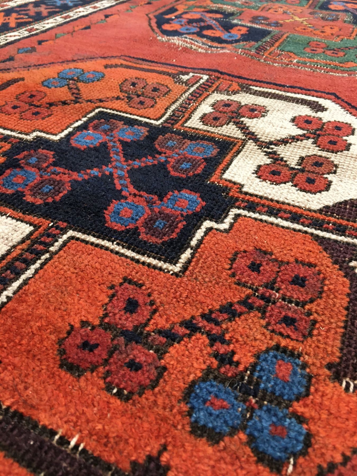 Detail g: Seltener Belutsch mit turkmenischen Einflüssen antik (Gülli Gül), Nordostpersien, 19.Jhd., Wolle geknüpft auf Wolle. Rarer kleiner und farbiger ...